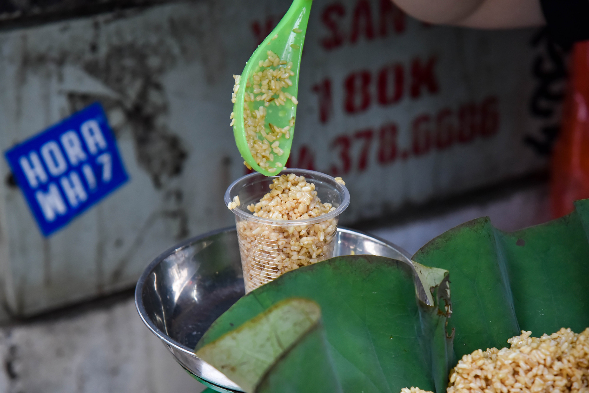 Rượu nếp được các tiểu thương đóng sẵn vào hộp nhỏ 2 lạng hoặc 0,5kg tùy vào nhu cầu sử dụng, sau đó mới cho nước rượu vào để bảo đảm giữ được hương vị tươi ngon nhất cho khách hàng. Rượu nếp được các tiểu thương đóng sẵn vào hộp nhỏ 2 lạng hoặc 0,5kg tùy vào nhu cầu sử dụng, sau đó mới cho nước rượu vào để bảo đảm giữ được hương vị tươi ngon nhất cho khách hàng.