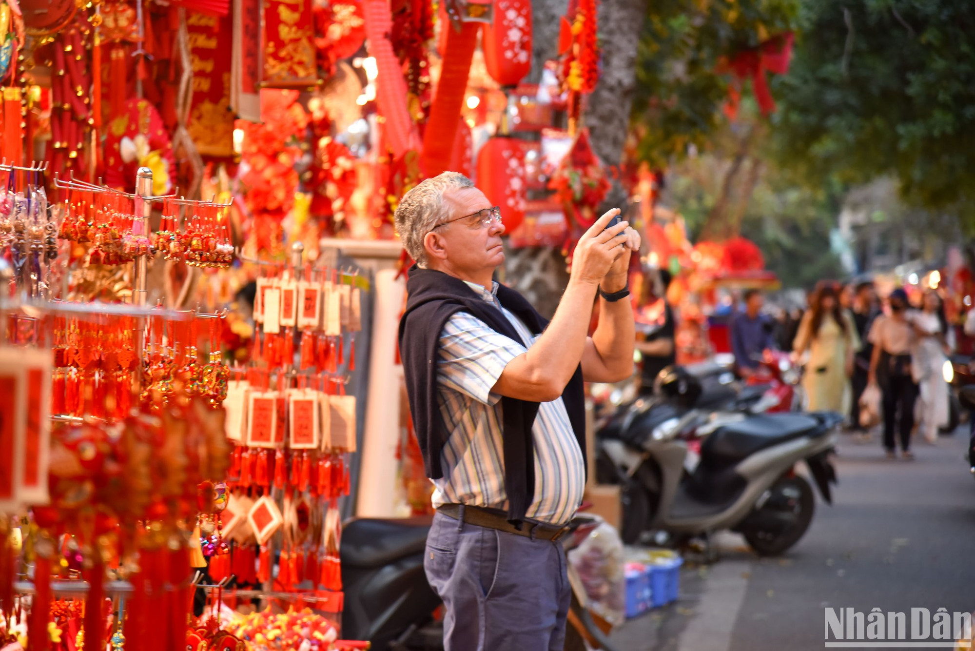 Phố Hàng Mã cũng là địa điểm thu hút nhiều du khách nước ngoài tới tham quan khi đến với Thủ đô Hà Nội.