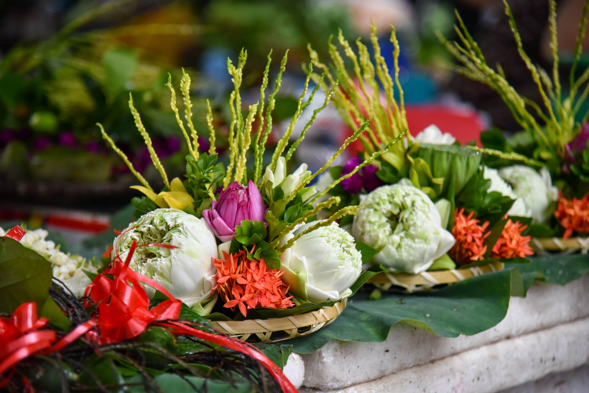 Ngoài ra những mặt hàng mâm cúng hoa quả làm sẵn cũng được rất nhiều người dân săn đón và tìm mua. Giá thành dao động từ 200.000 đồng đến 300.000 đồng một mâm. Ngoài ra những mặt hàng mâm cúng hoa quả làm sẵn cũng được rất nhiều người dân săn đón và tìm mua. Giá thành dao động từ 200.000 đồng đến 300.000 đồng một mâm.