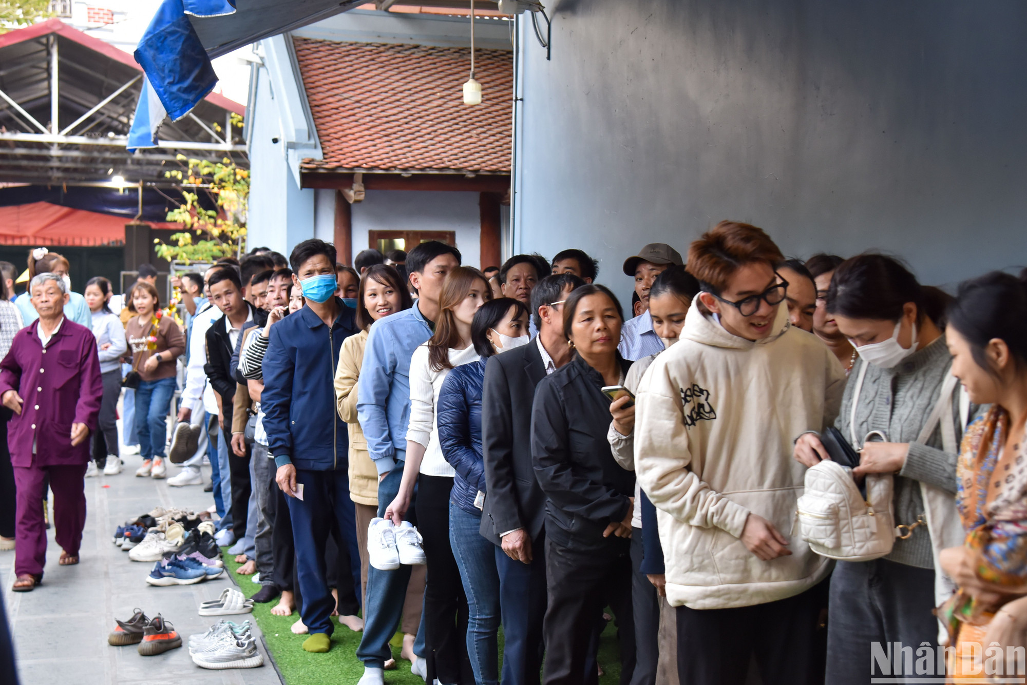 Người dân và du khách xếp hàng, chờ được vào chính điện để dâng lễ cầu may.