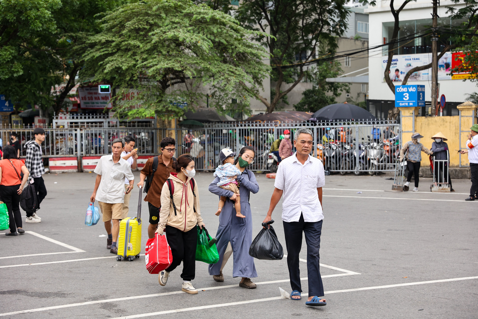 Người dân tay xách nách mang hành lý rời bến xe Giáp Bát chiều ngày 1/5. Người dân tay xách nách mang hành lý rời bến xe Giáp Bát chiều ngày 1/5.