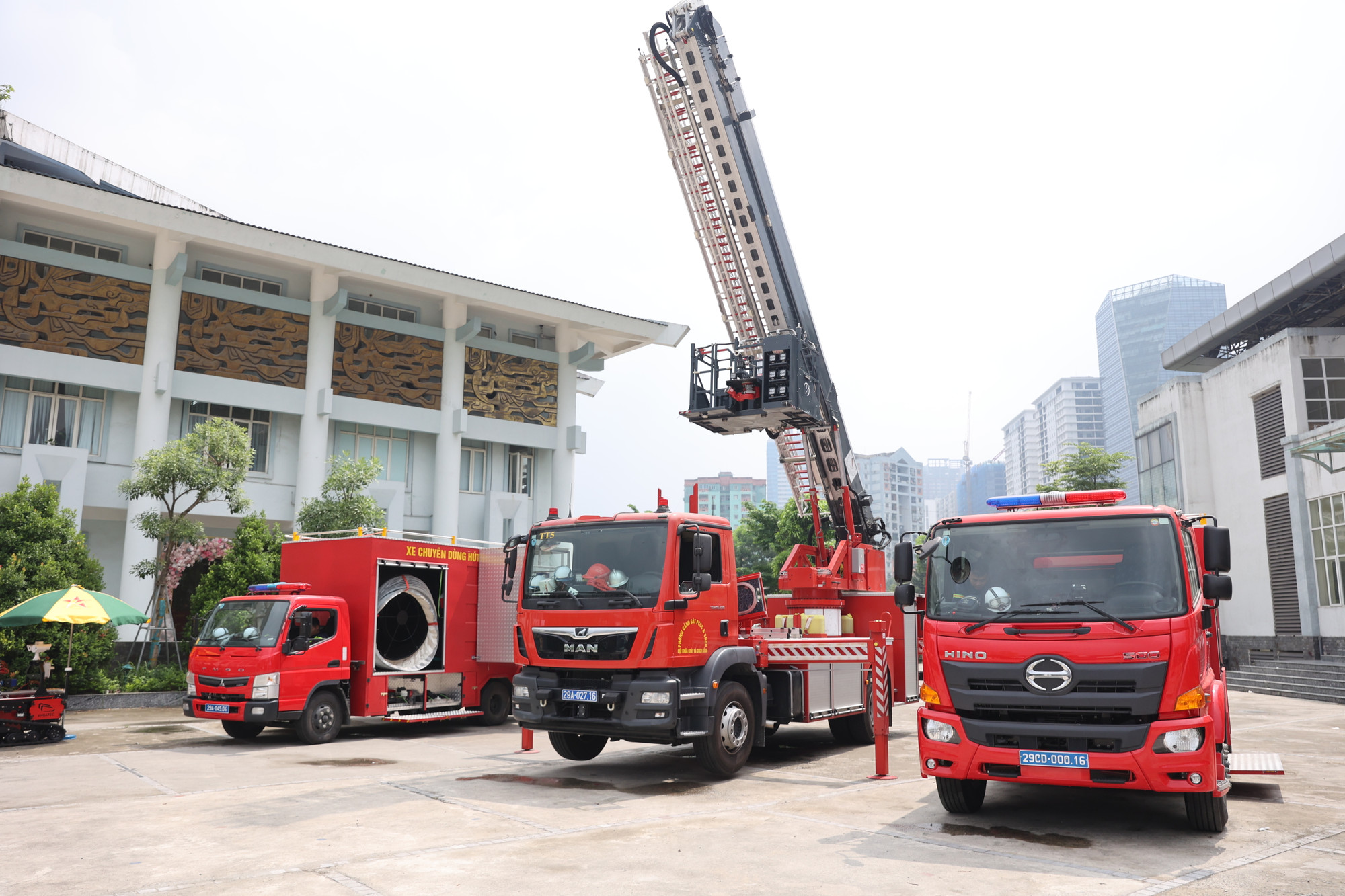 Ngoài ra, trong trung tâm còn trưng bày nhiều phương tiện phòng cháy chữa cháy và cứu nạn cứu hộ tiên tiến, hiện đại.