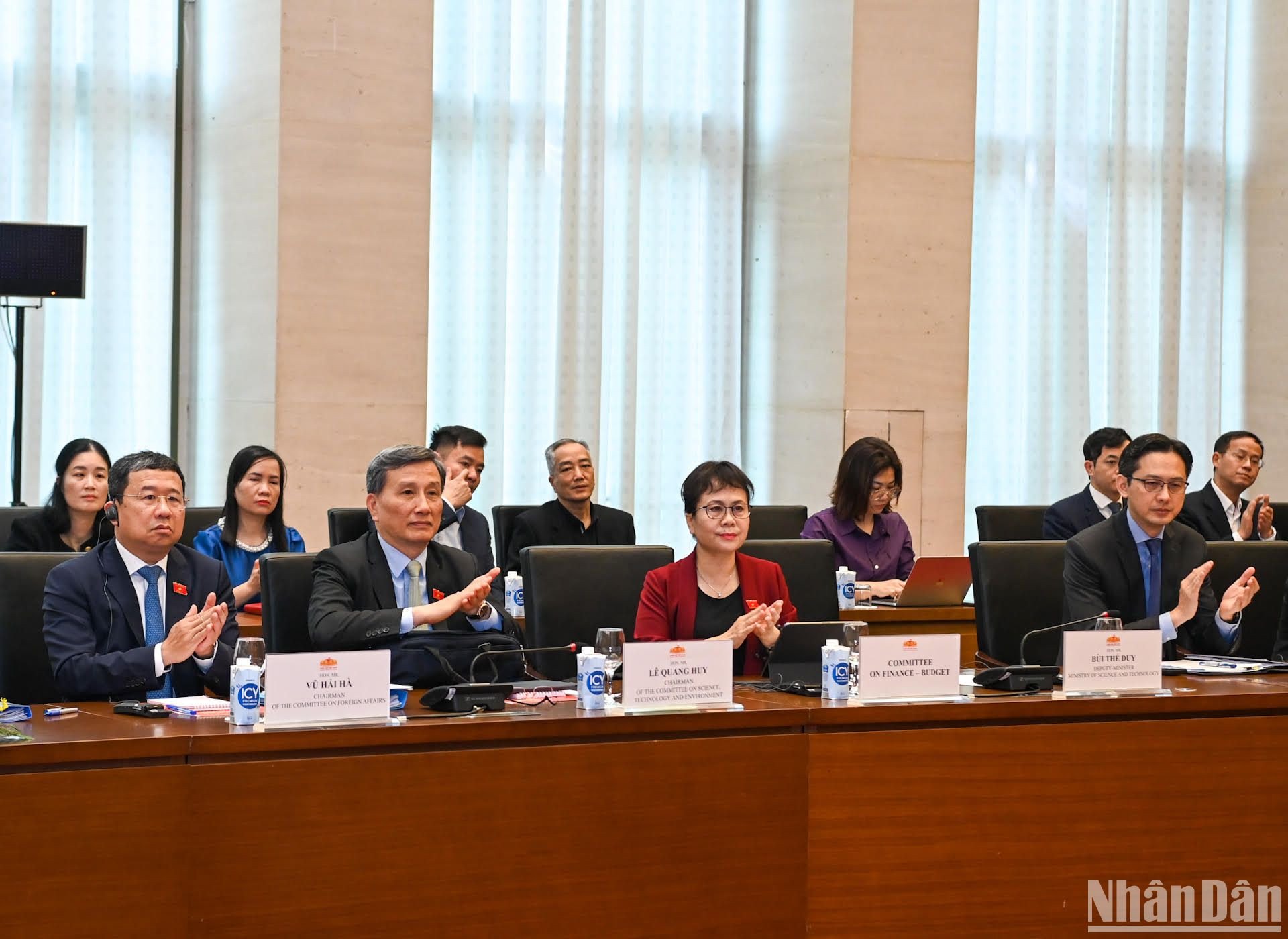 Lãnh đạo các Ủy ban của Quốc hội và các bộ, ngành cùng các đại biểu dự cuộc làm việc.