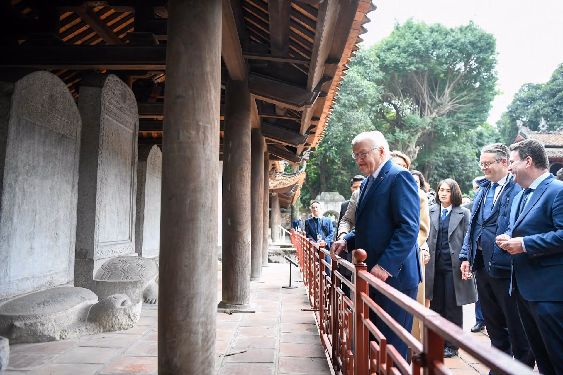 Tổng thống Cộng hòa Liên bang Đức xem các tấm bia đá tại Văn Miếu - Quốc Tử Giám.
