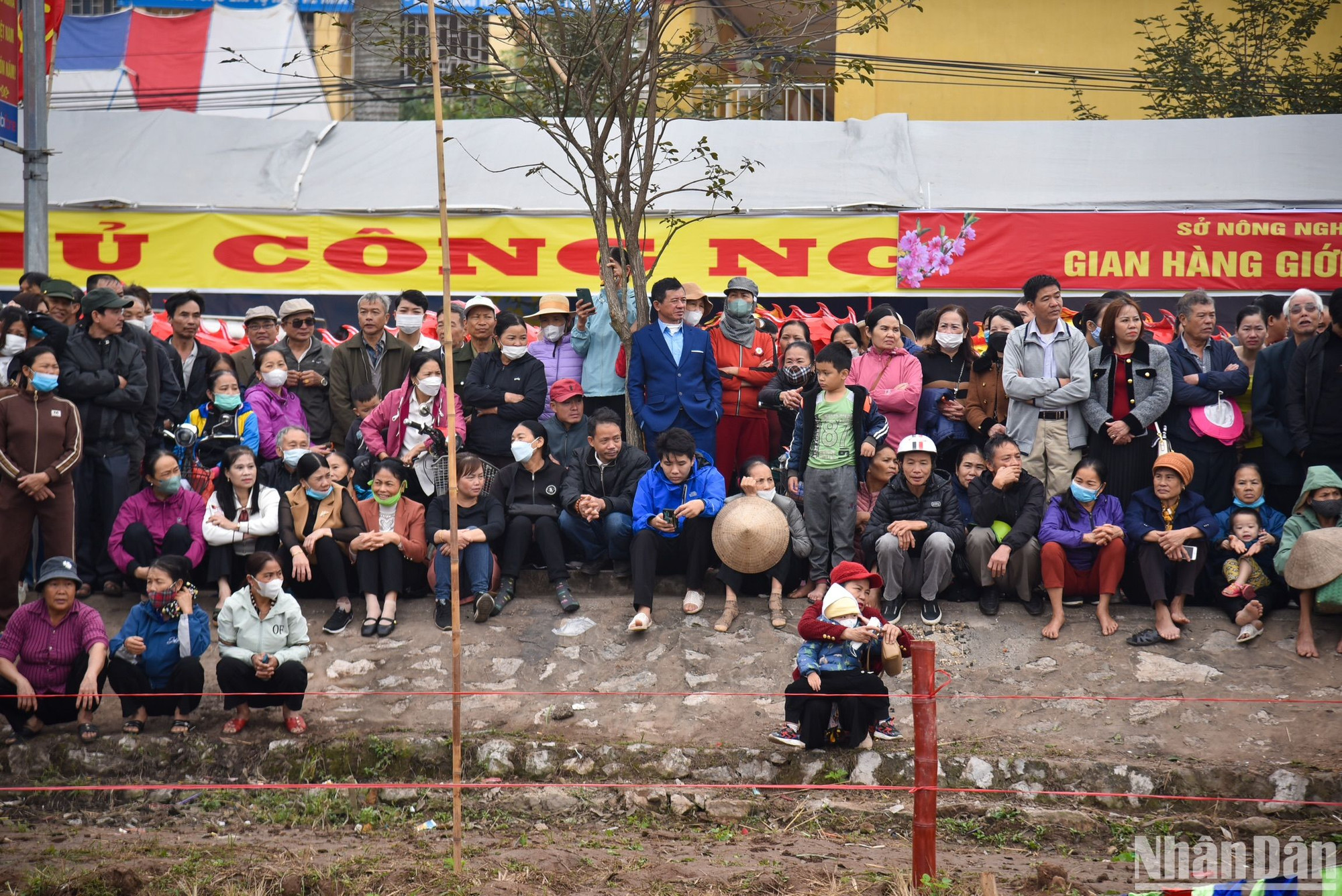 Lễ hội thu hút đông đảo người dân tới tham dự và theo dõi, hòa mình vào không khí vui tươi đầu năm.