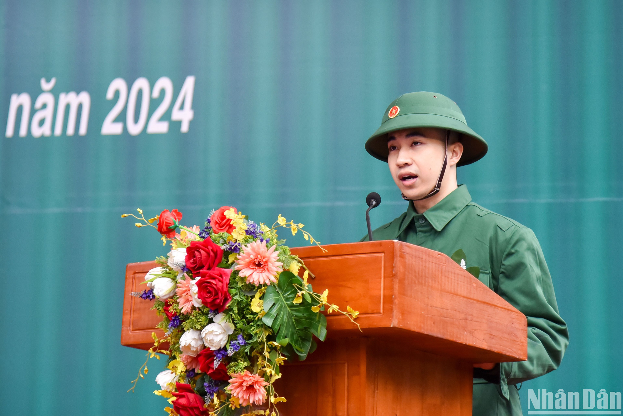 Tân binh Nguyễn Đức Minh (Sư đoàn BB301, Bộ Tư lệnh Thủ đô Hà Nội) thay mặt cho 107 công dân nhập ngũ phát biểu bày tỏ niềm vinh dự và tự hào khi đã trở thành những người chiến sĩ được đứng vào hàng ngũ của Quân đội và Công an nhân dân anh hùng.