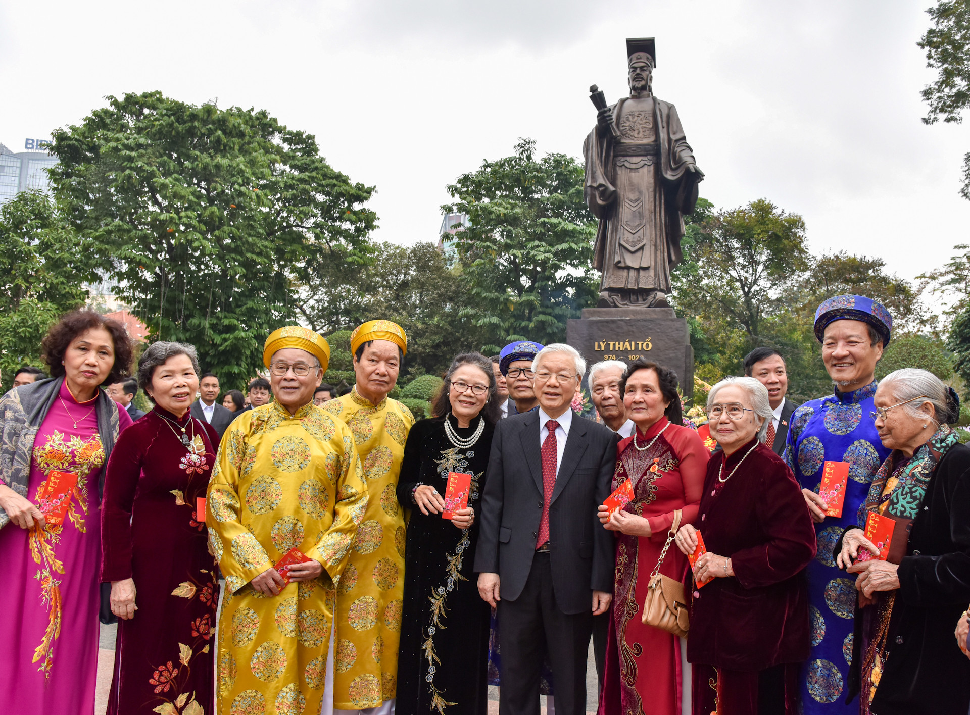 Đón chào Năm mới Đinh Dậu 2017, kỷ niệm 87 năm Ngày thành lập Đảng Cộng sản Việt Nam (3/2/1930-3/2/2017), sáng 28/1 (tức mùng Một Tết), Tổng Bí thư Nguyễn Phú Trọng đã đến thăm, chúc Tết Đảng bộ, chính quyền, nhân dân thành phố Hà Nội.