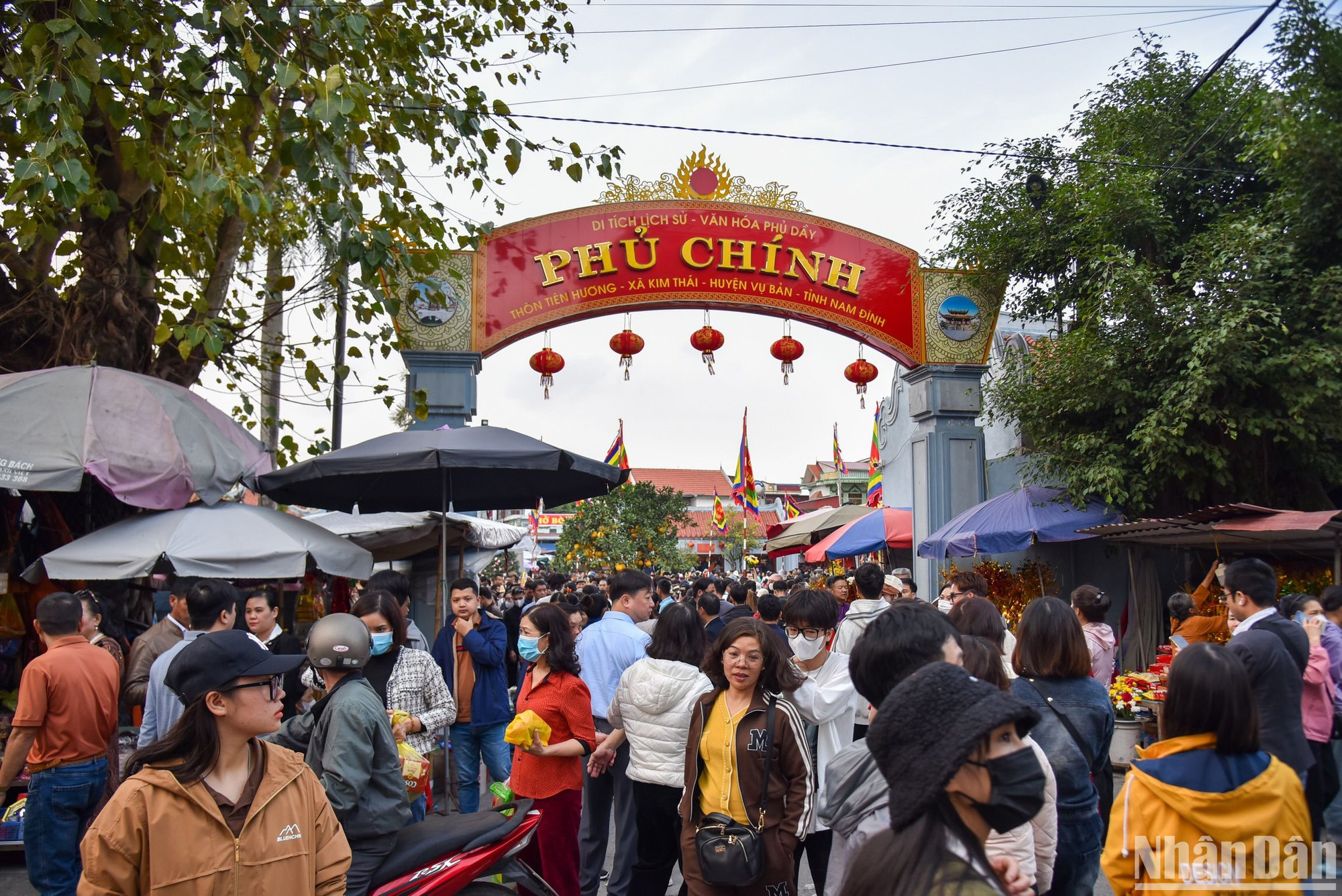 Do chợ Viềng rất gần với quần thể di tích Phủ Dầy nên nhiều người dân kết hợp tham quan chợ đồng thời dâng lễ tại các cung phủ.