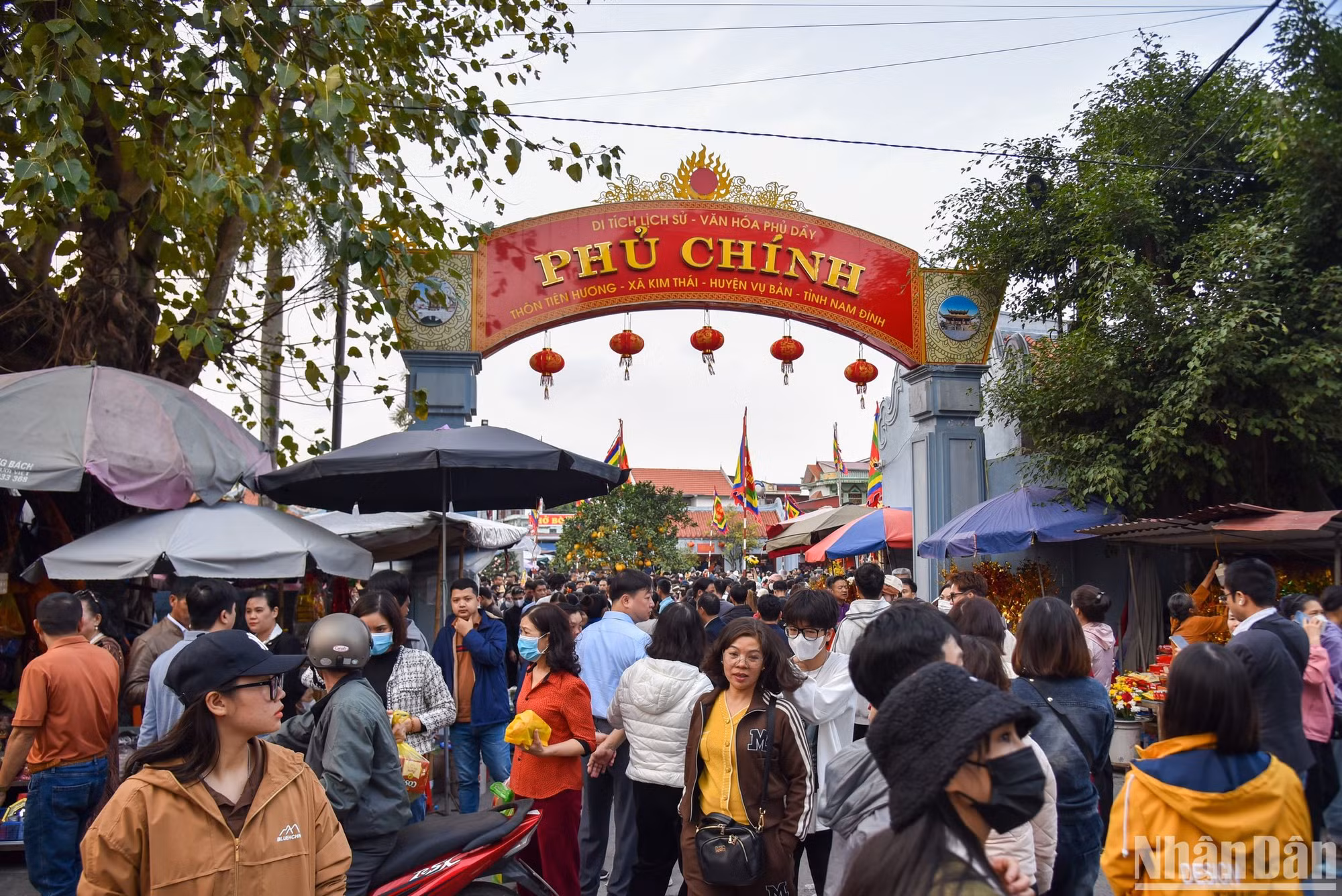 Do chợ Viềng rất gần với quần thể di tích Phủ Dầy nên nhiều người dân kết hợp tham quan chợ đồng thời dâng lễ tại các cung phủ.