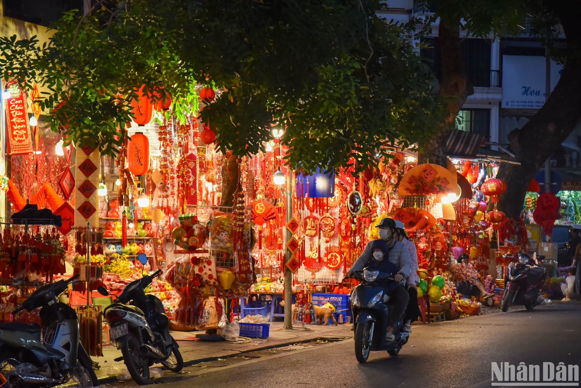 Màu sắc đỏ và vàng tượng trưng cho sự sự may mắn và thịnh vượng đã tràn ngập trên con phố này, báo hiệu Tết Nguyên đán 2024 đang tới gần với người dân Thủ đô.