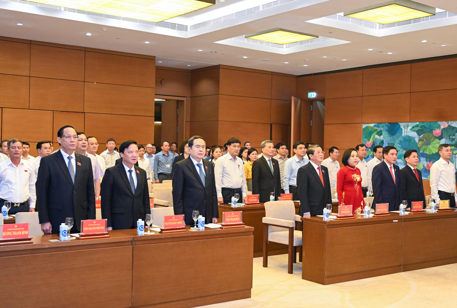 Chủ tịch Quốc hội Trần Thanh Mẫn và các Phó Chủ tịch Quốc hội thực hiện nghi thức chào cờ tại buổi lễ.