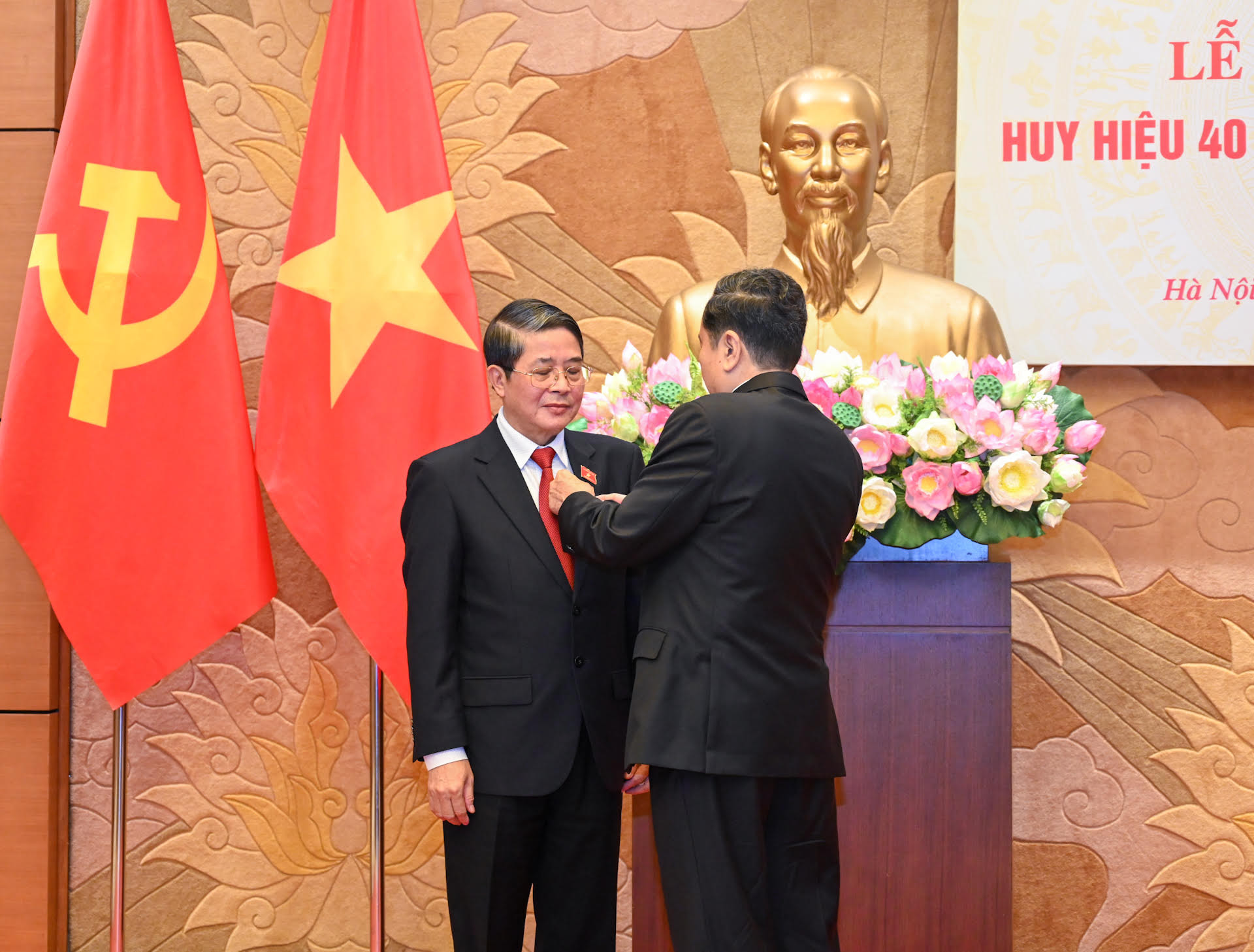 Chủ tịch Quốc hội Trần Thanh Mẫn trao tặng Huy hiệu 40 năm tuổi Đảng cho Phó Chủ tịch Quốc hội Nguyễn Đức Hải.