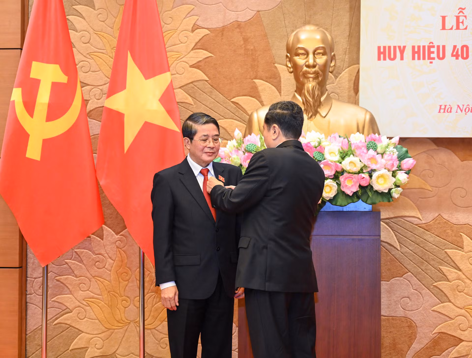 Chủ tịch Quốc hội Trần Thanh Mẫn trao tặng Huy hiệu 40 năm tuổi Đảng cho Phó Chủ tịch Quốc hội Nguyễn Đức Hải.