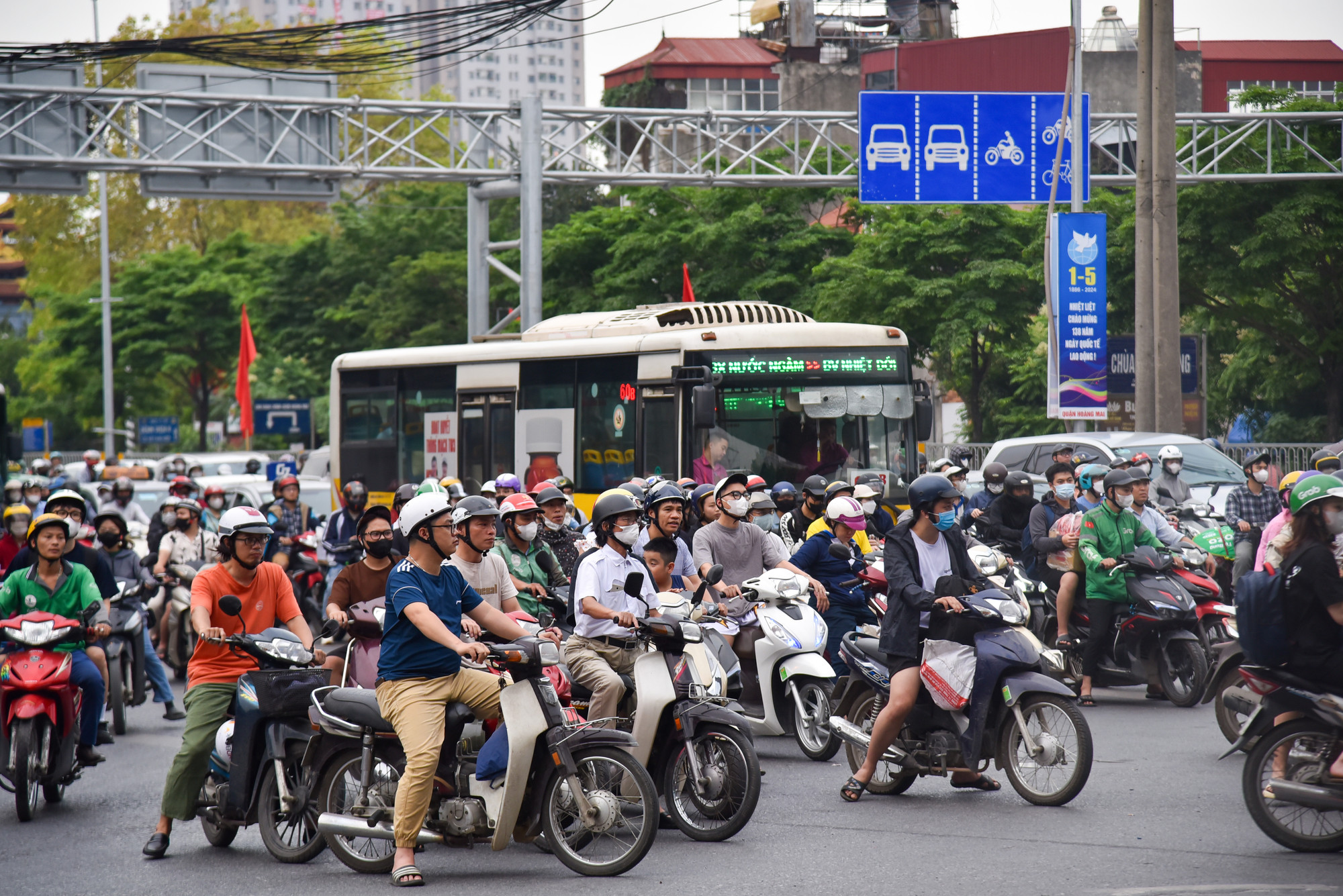 Chiều muộn, lượng xe cộ đồ về từ cửa ngõ phía nam của thành phố càng đông đúc và bắt đầu xảy ra tình trạng ùn tắc. Chiều muộn, lượng xe cộ đồ về từ cửa ngõ phía nam của thành phố càng đông đúc và bắt đầu xảy ra tình trạng ùn tắc.