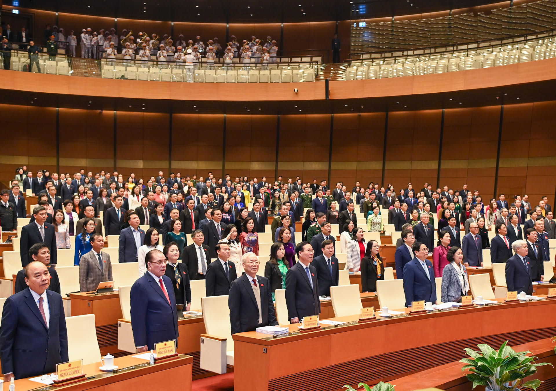Các đồng chí lãnh đạo, nguyên lãnh đạo Đảng, Nhà nước và các đại biểu thực hiện nghi thức chào cờ tại phiên khai mạc.