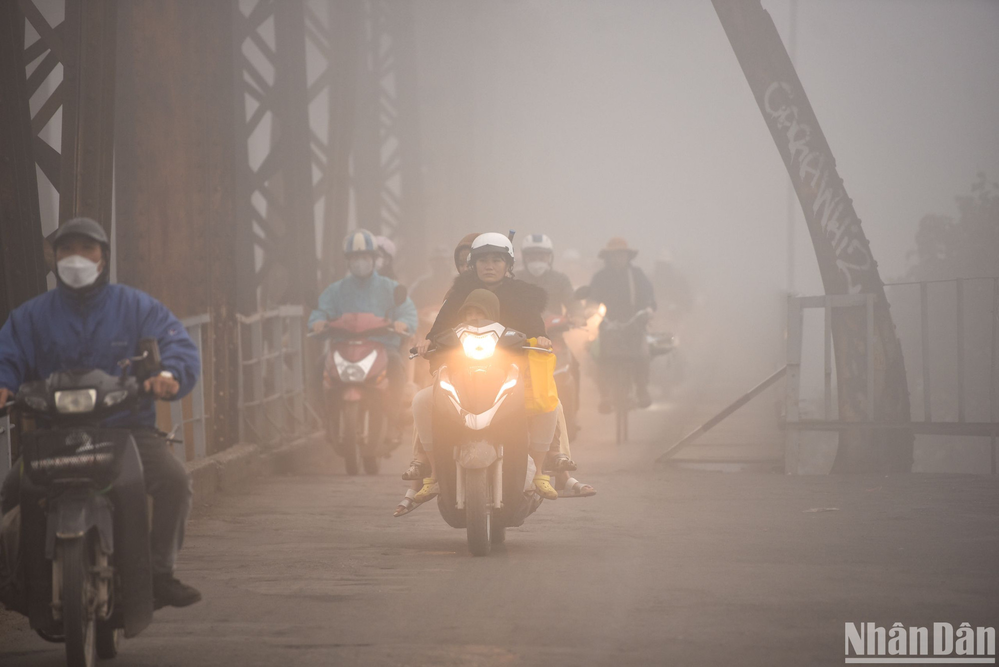 Theo ghi nhận của phóng viên báo Nhân Dân vào lúc 7h30 sáng ở trên cầu Long Biên, người điều khiển xe máy bật đèn xe xuyên qua màn sương mù dày đặc để di chuyển.