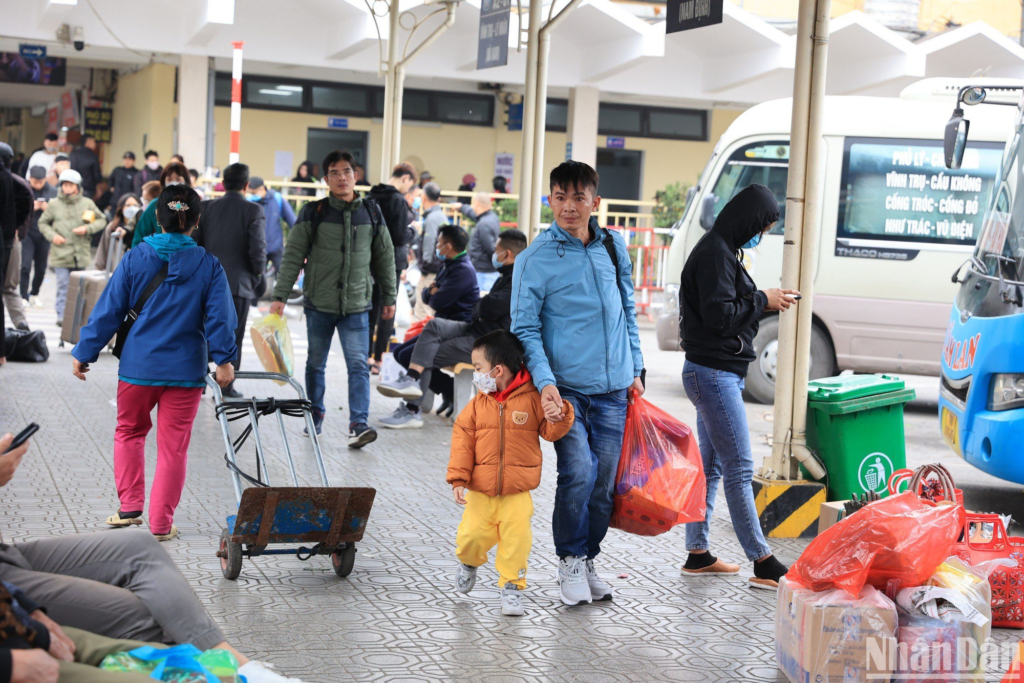 Hình ảnh đông đúc quen thuộc mỗi khi dịp Tết đến Xuân về trên những bến xe của thành phố.