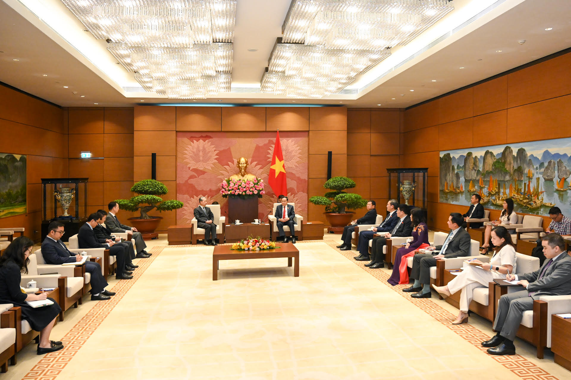 Quang cảnh cuộc tiếp tại Nhà Quốc hội. Quang cảnh cuộc tiếp tại Nhà Quốc hội.