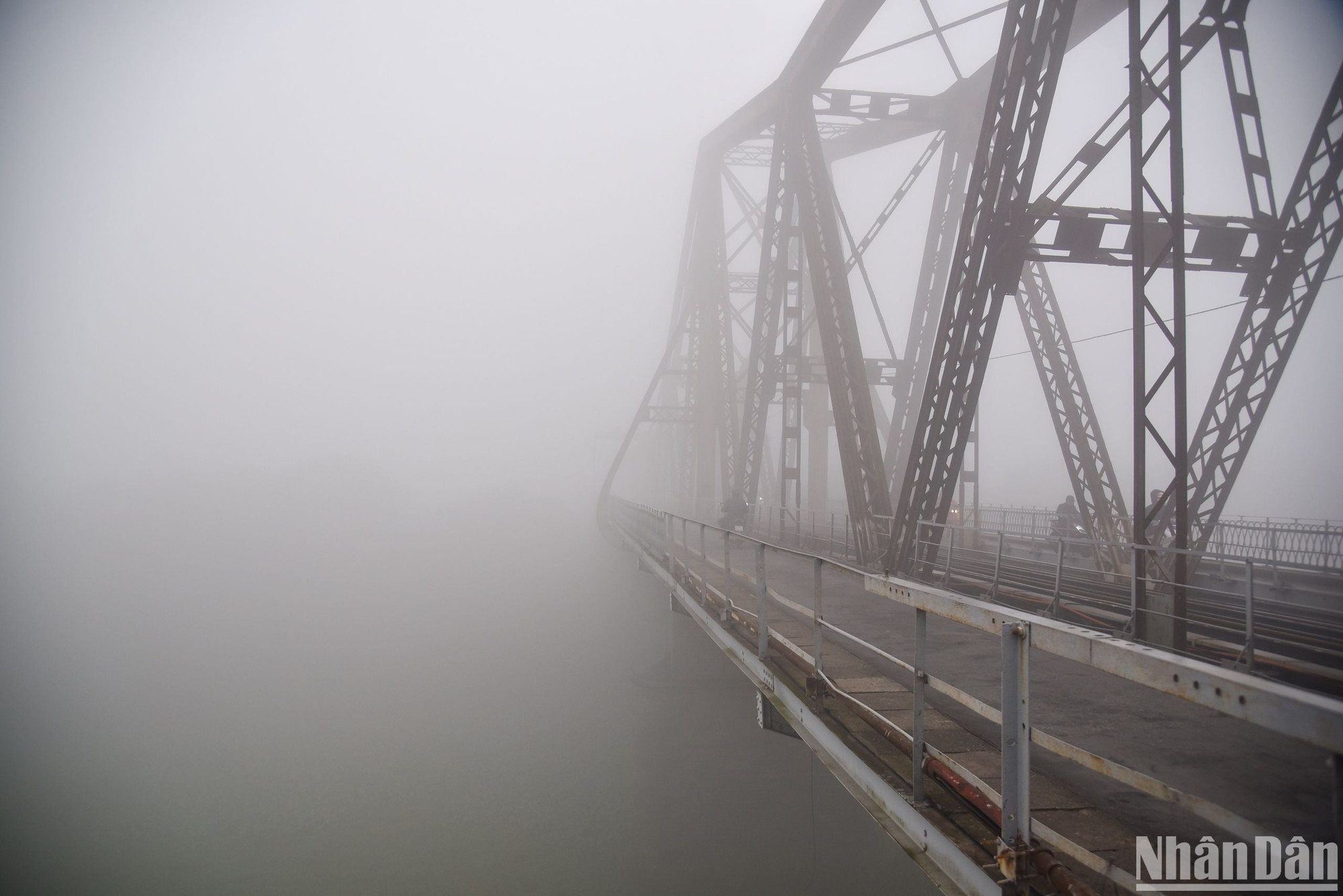 Hình ảnh được ghi nhận tại cầu Long Biên lúc 7h30 sáng nay.