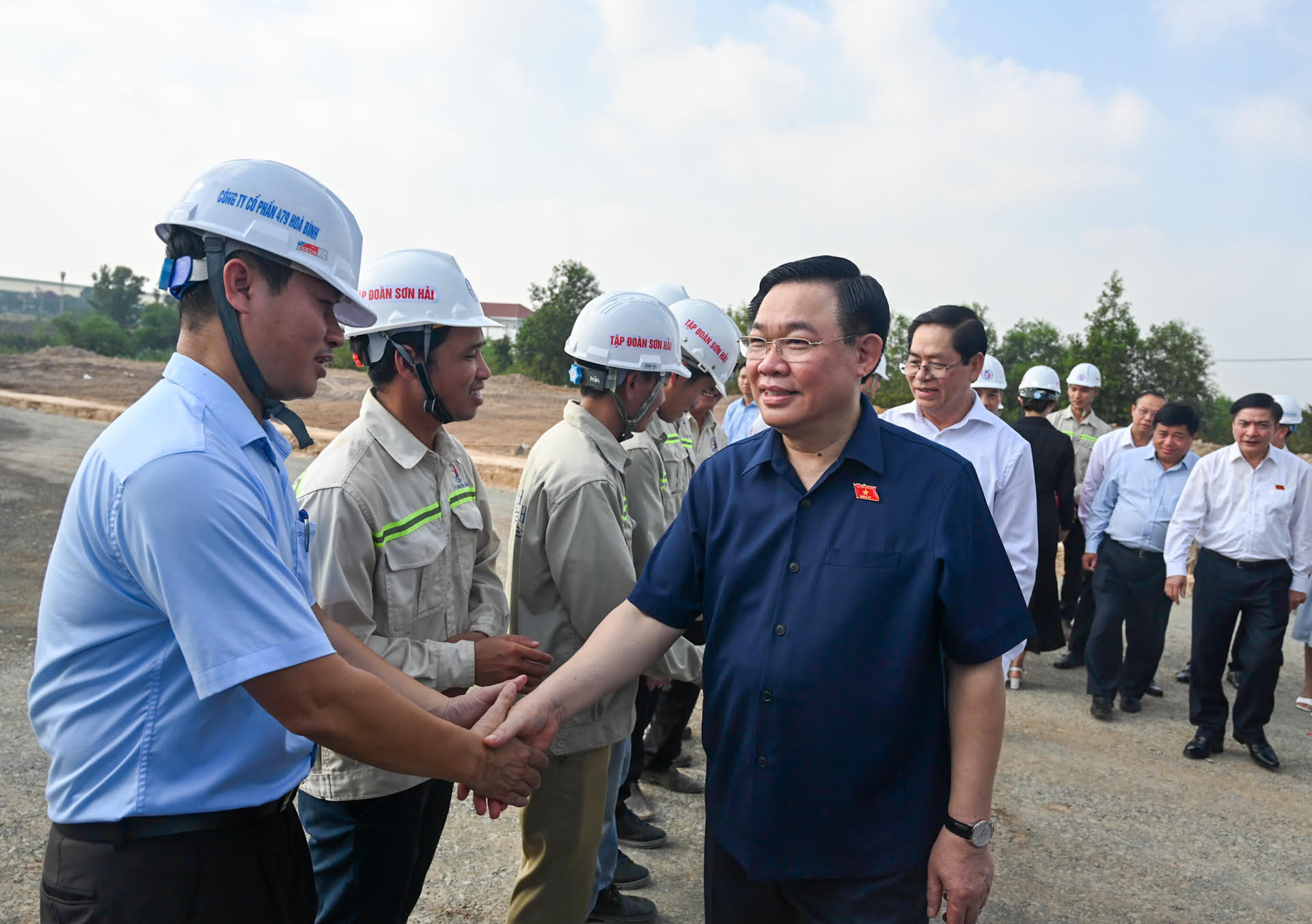 Chủ tịch Quốc hội Vương Đình Huệ với cán bộ, kỹ sư trên công trường thi công Dự án thành phần 3 cao tốc Biên Hòa-Vũng Tàu.