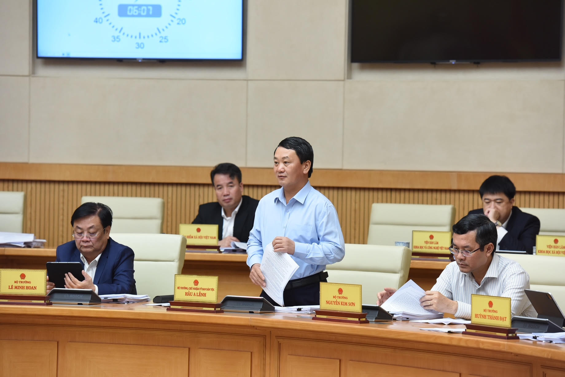 Bộ trưởng, Chủ nhiệm Ủy ban dân tộc Hầu A Lềnh phát biểu.