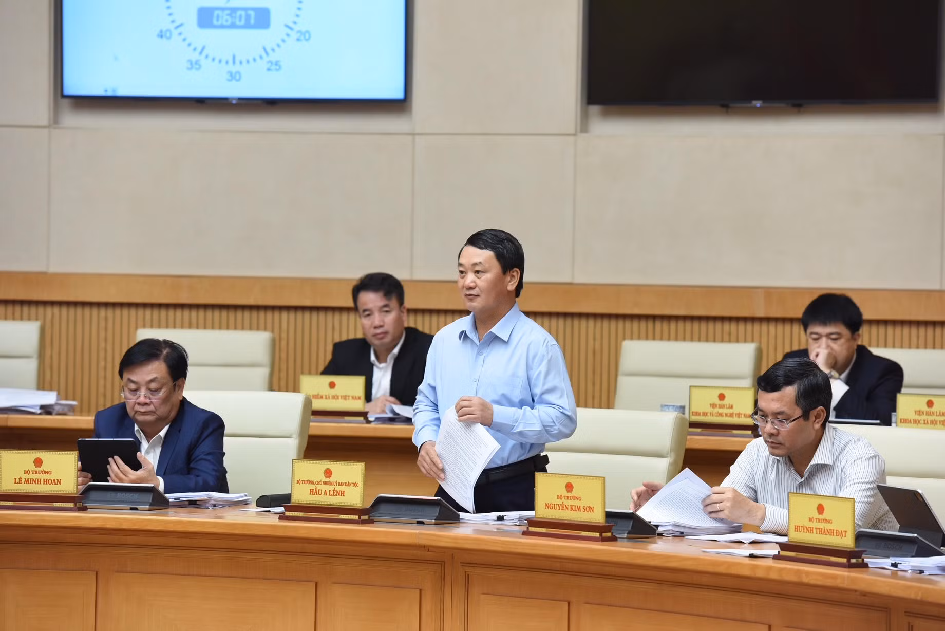 Bộ trưởng, Chủ nhiệm Ủy ban dân tộc Hầu A Lềnh phát biểu.