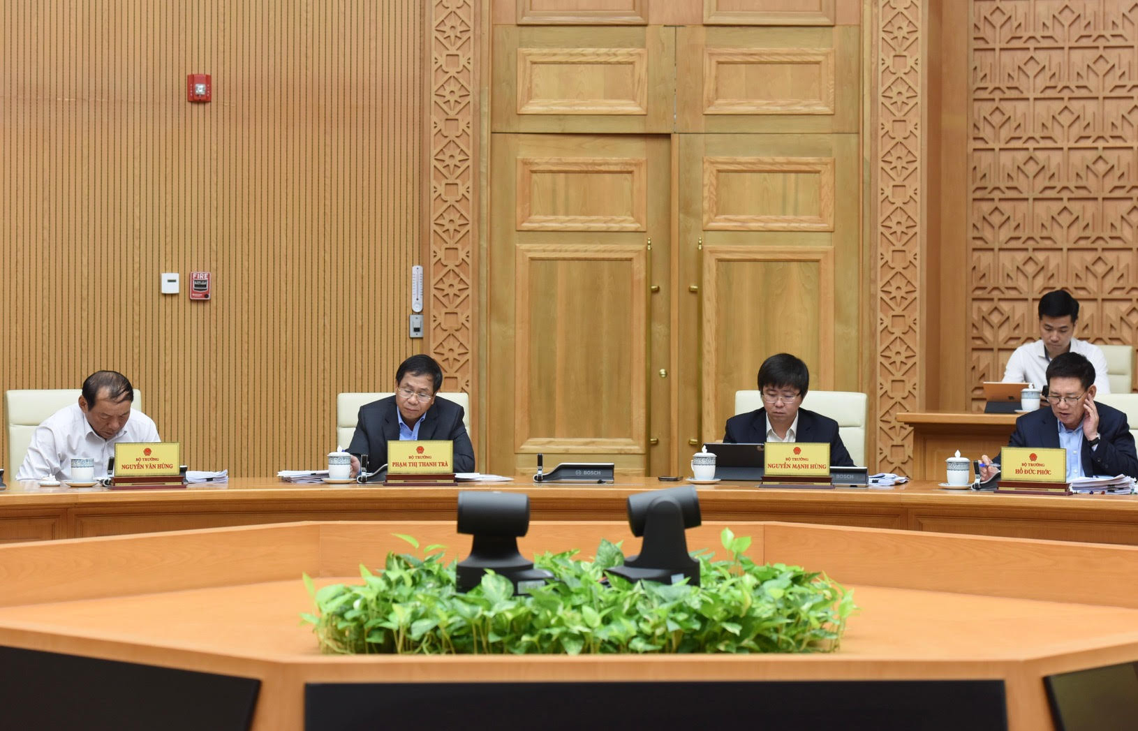 Đại diện lãnh đạo các bộ, ngành tham dự phiên họp.