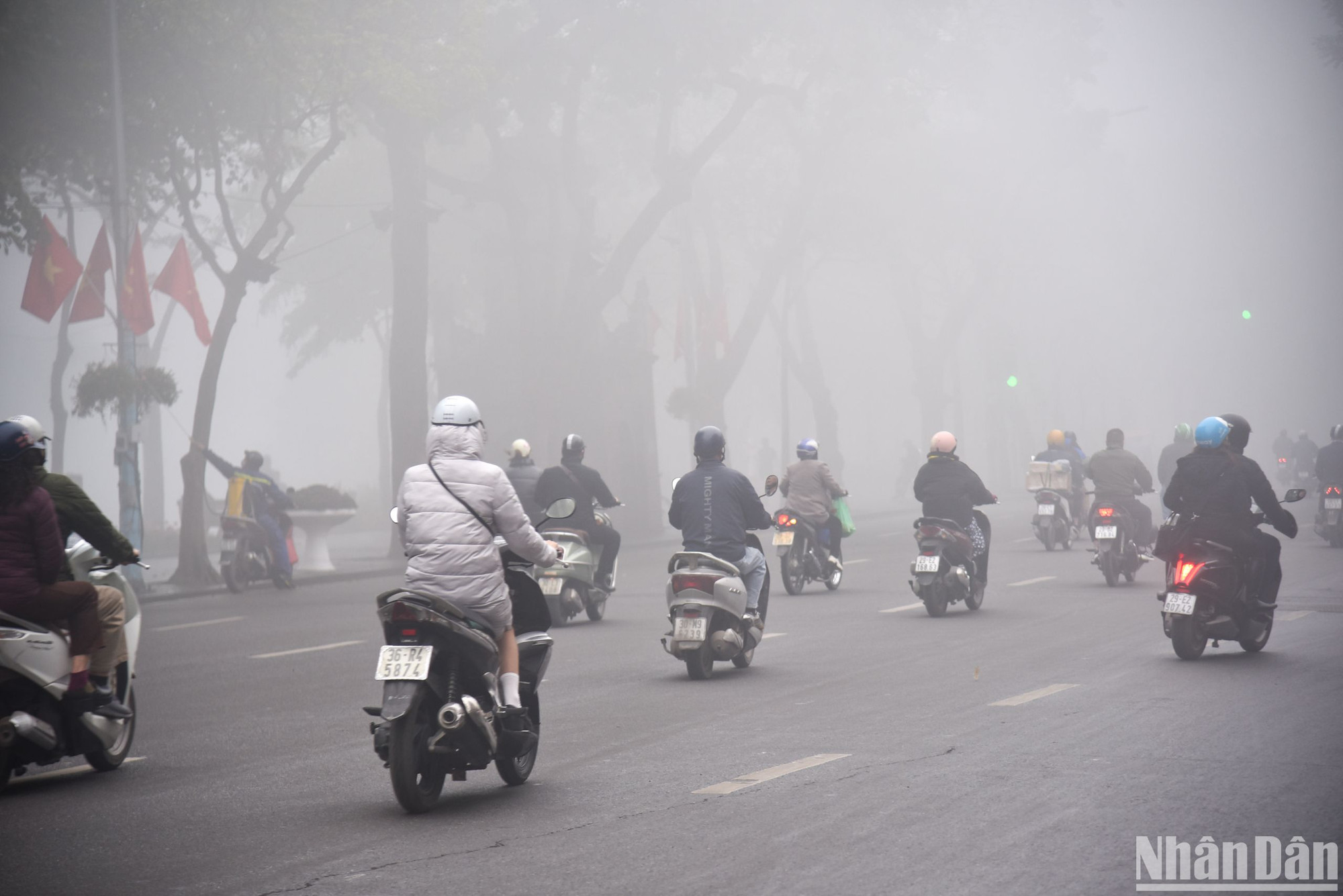 Tầm nhìn xa bị hạn chế xuống chỉ còn 20 mét, người dân gặp khó khăn khi di chuyển trên đường.