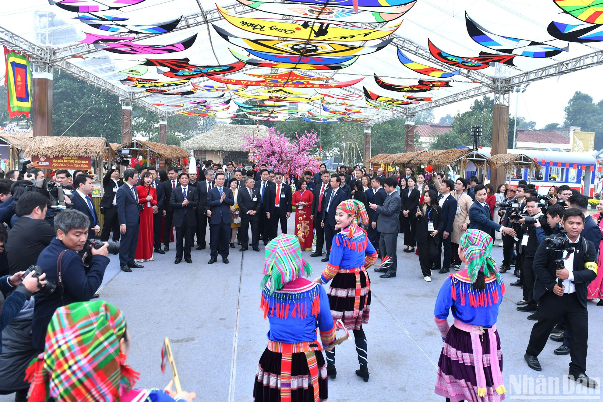 Chủ tịch nước Võ Văn Thưởng và Tổng thống Philippines Ferdinand Marcos Jr. thưởng thức các tiết mục nghệ thuật tại không gian Tết Việt 2024 tại Hoàng thành Thăng Long (Hà Nội).