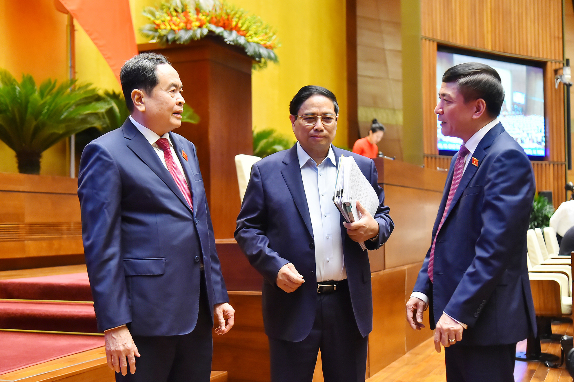 Thủ tướng Phạm Minh Chính, Chủ tịch Quốc hội Trần Thanh Mẫn, Tổng thư ký Quốc hội kiêm Chủ nhiệm Văn phòng Quốc hội Bùi Văn Cường trao đổi bên lề phiên chất vấn và trả lời chất vấn.