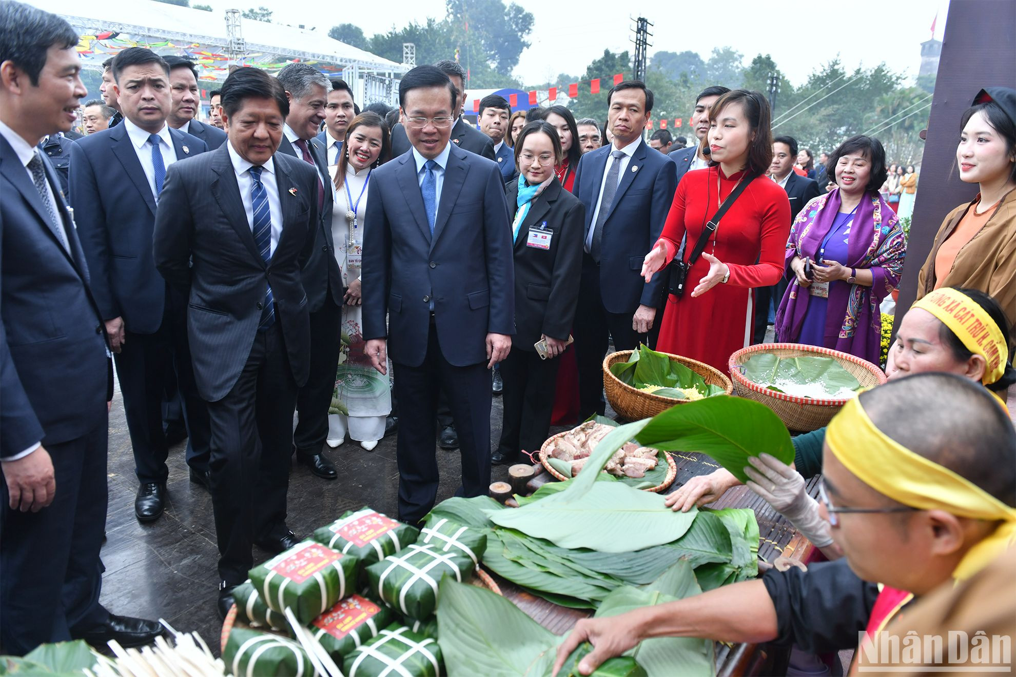 Chủ tịch nước Võ Văn Thưởng và Tổng thống Philippines Ferdinand Marcos Jr. xem gói bánh chưng tại không gian Tết Việt 2024.