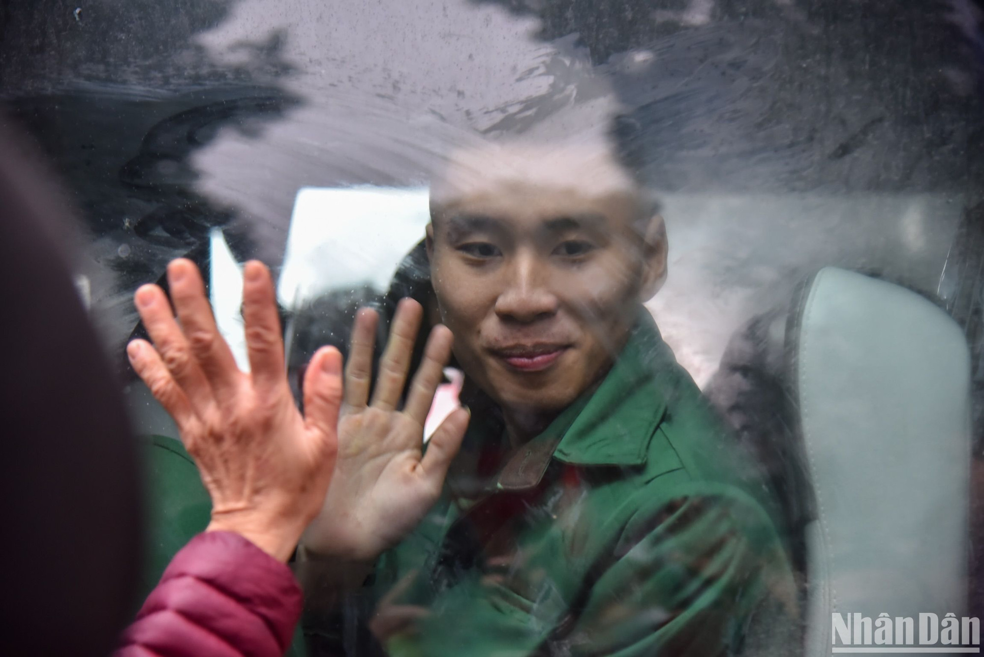 Tân binh vẫy tay chào tạm biệt người thân, vững tâm lên đường thực hiện nghĩa vụ cao cả của mình đối với Tổ quốc.