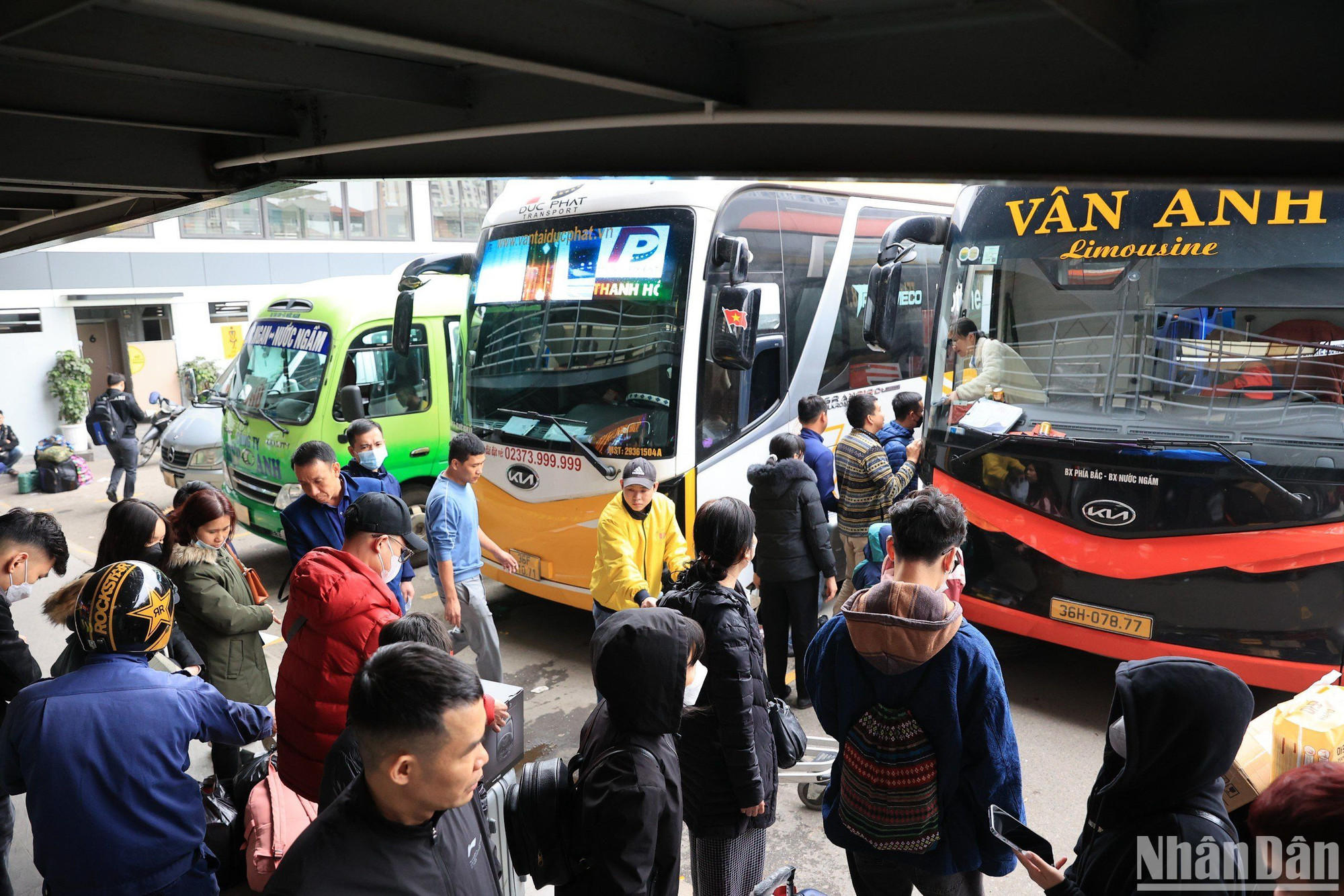 Hình ảnh tại bến xe Nước Ngầm được phóng viên ghi nhận vào chiều hôm nay, rất đông người dân đã bắt đầu lên những chuyến xe trở về quê ăn Tết.