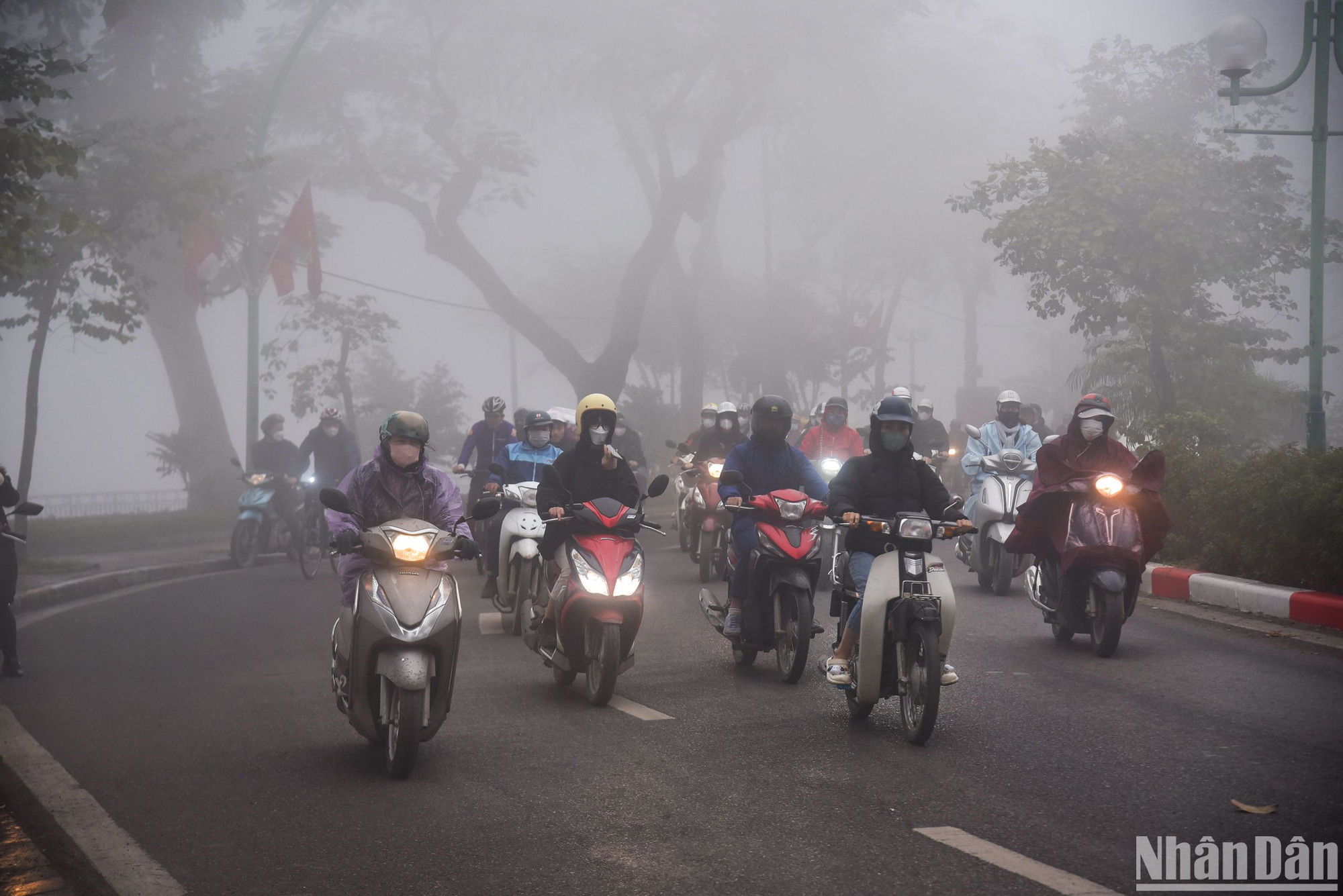 Trung tâm Dự báo Khí tượng Thủy văn Quốc gia cho biết hôm nay (2/2), miền Bắc tiếp diễn tình trạng mưa nhỏ, mưa phùn và sương mù vào sáng sớm. Độ ẩm trong hôm nay ở mức rất cao trên 80%, đồng thời nền nhiệt tăng gây ra hiện tượng nồm ẩm.