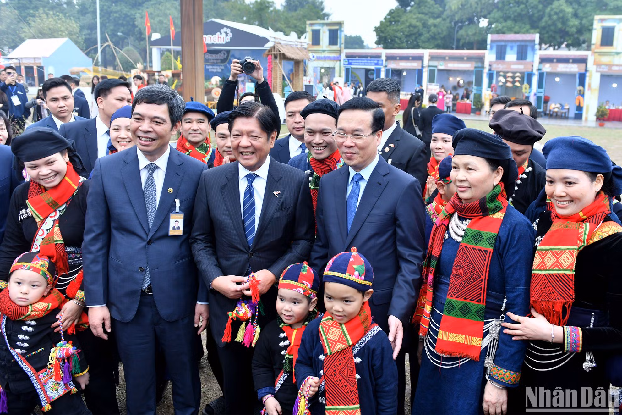 Chủ tịch nước Võ Văn Thưởng và Tổng thống Philippines Ferdinand Marcos Jr. tham quan Hoàng thành Thăng Long (Hà Nội).