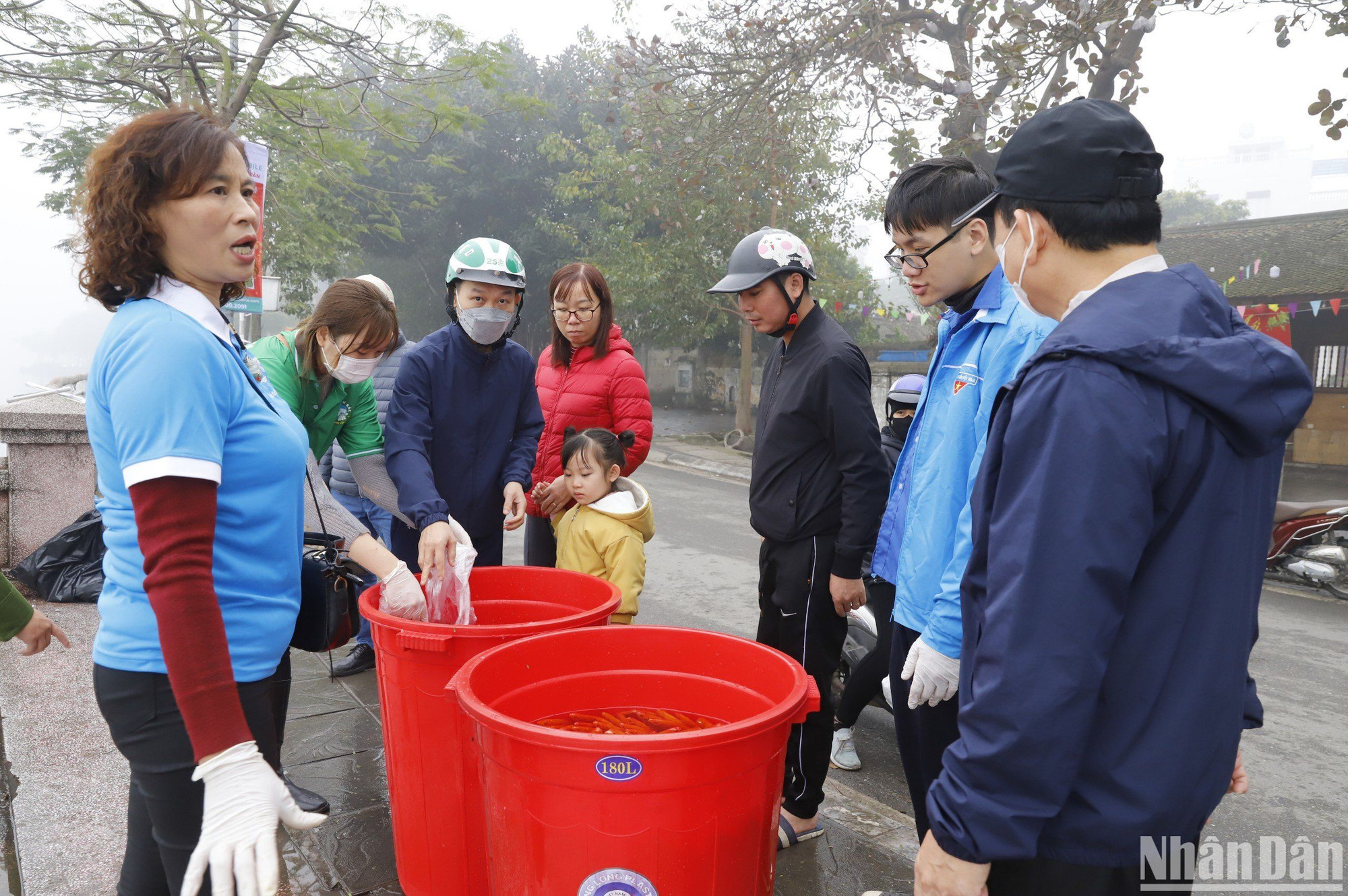 Năm nay việc thu gom cá là một cách làm mới mẻ với mục đích nhằm tuyên truyền và giúp đỡ người dân về việc phóng sinh cá một cách văn minh, tránh xả rác thải ra môi trường ảnh hưởng tới mỹ quan đô thị.
