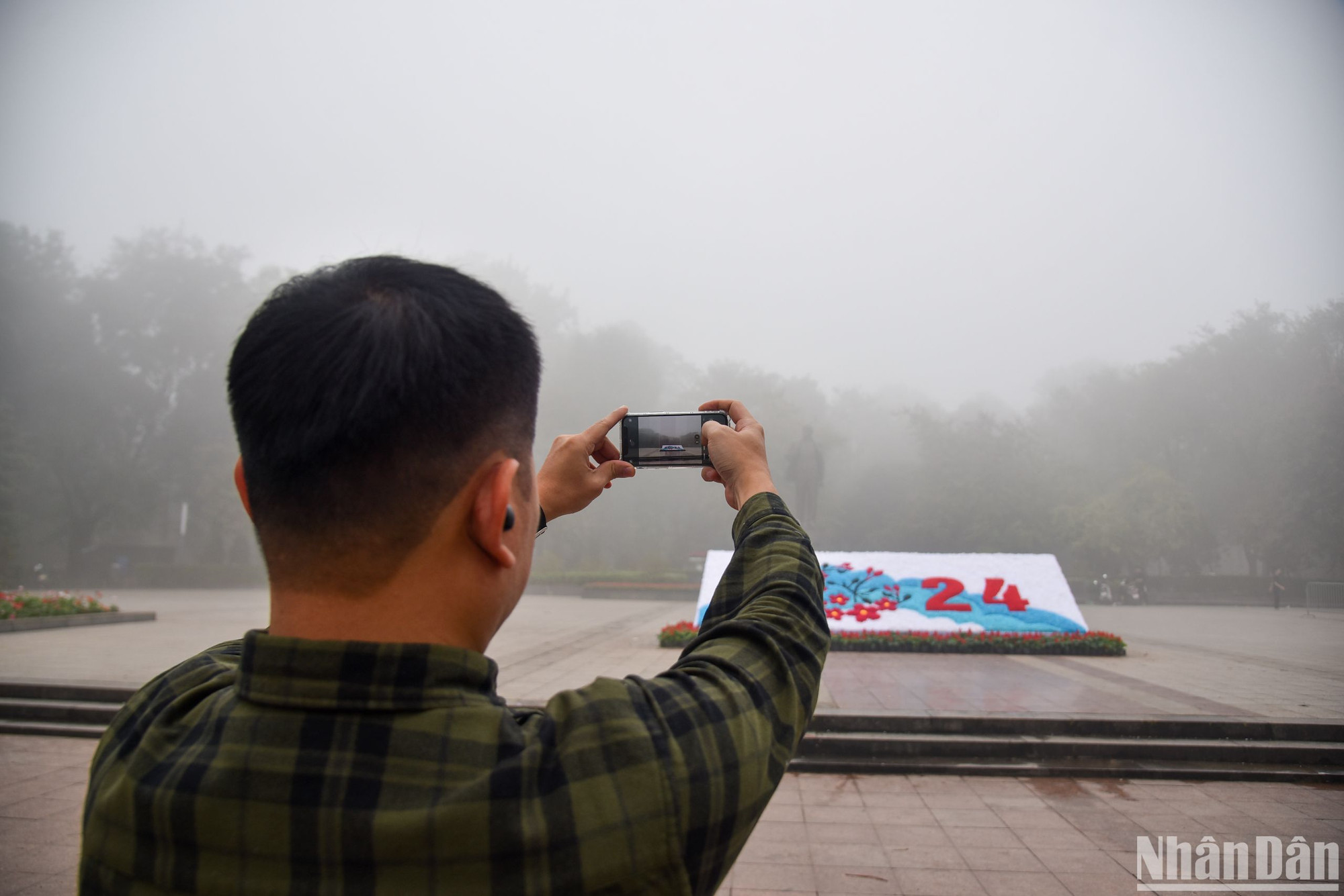 Anh Quang (Ba Đình, Hà Nội) chia sẻ: "Tôi cảm thấy rất thích thú với thời tiết Hà Nội hôm nay, vài năm trở lại đây sương mù chưa bao giờ dày đặc đến như vậy, buổi sáng nay ra đường cảm tưởng như đang ở Sapa chứ không phải Hà Nội nữa."