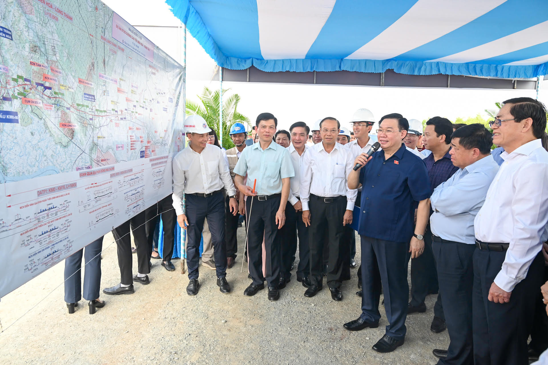 Chủ tịch Quốc hội Vương Đình Huệ phát biểu tại chuyến thăm, kiểm tra Dự án.