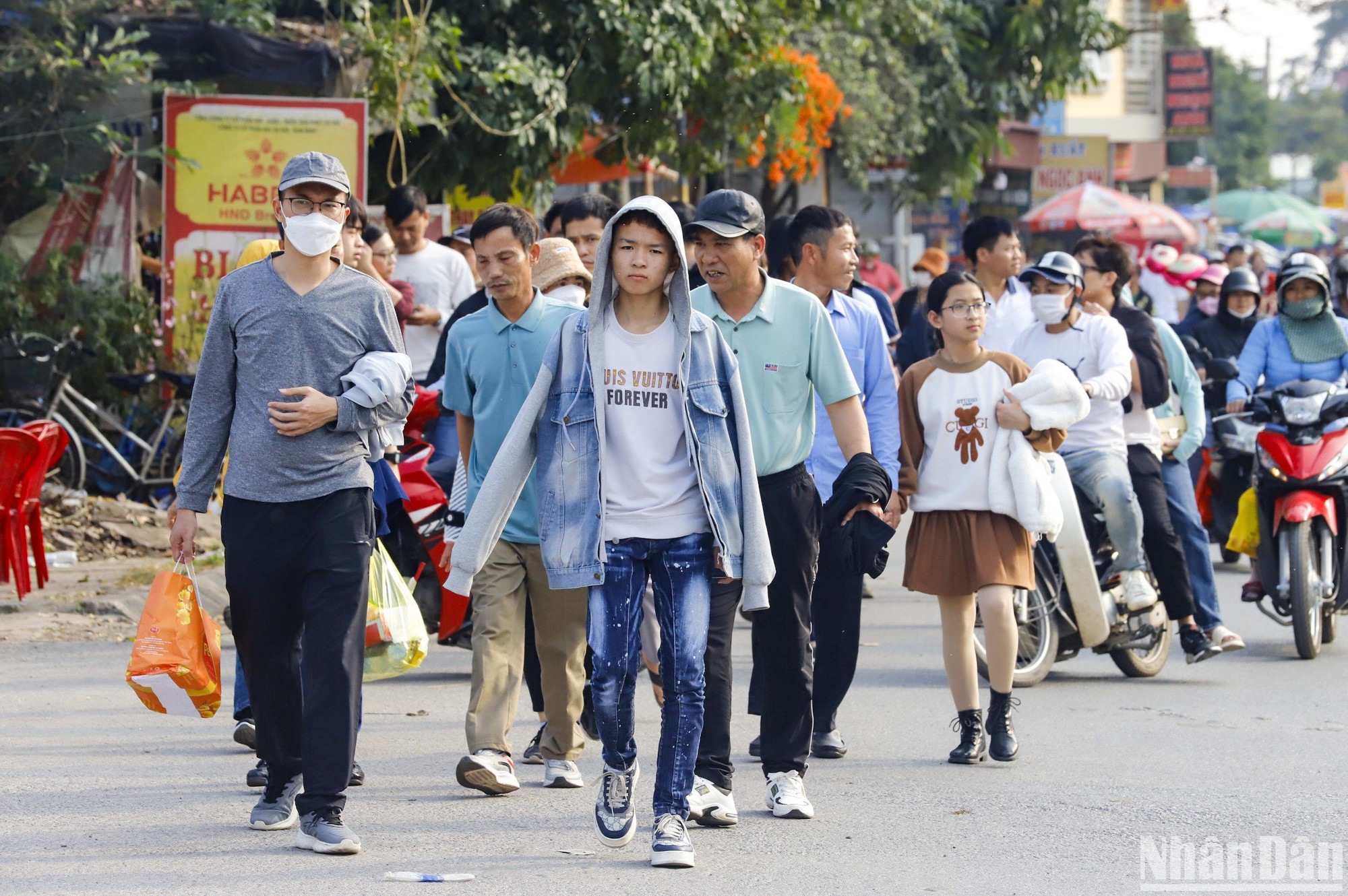 Theo Ủy ban Nhân dân huyện Vụ Bản, dự kiến năm nay chợ Viềng sẽ đón khoảng 300.000 lượt khách ghé thăm.