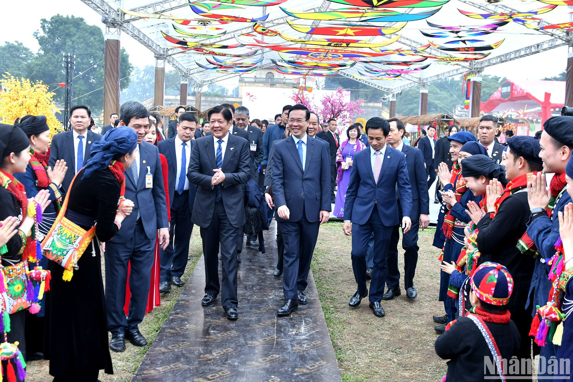 Chủ tịch nước Võ Văn Thưởng và Tổng thống Philippines Ferdinand Marcos Jr. tham quan không gian Tết Việt 2024 tại Hoàng thành Thăng Long (Hà Nội). 