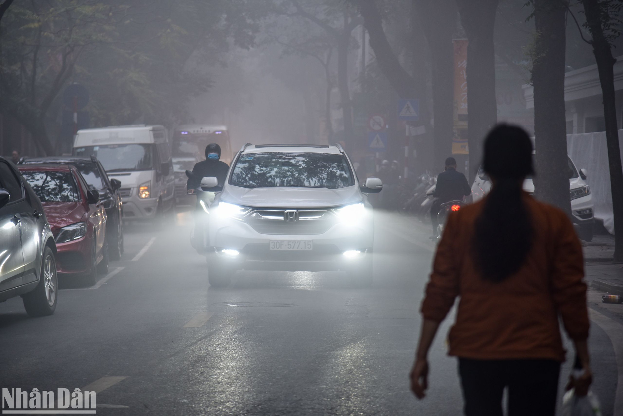 Hình ảnh ghi nhận tại khu vực phố cổ Hà Nội sáng ngày hôm nay 2/2, sương mù dày đặc khiến phương tiện phải bật đèn khi di chuyển.