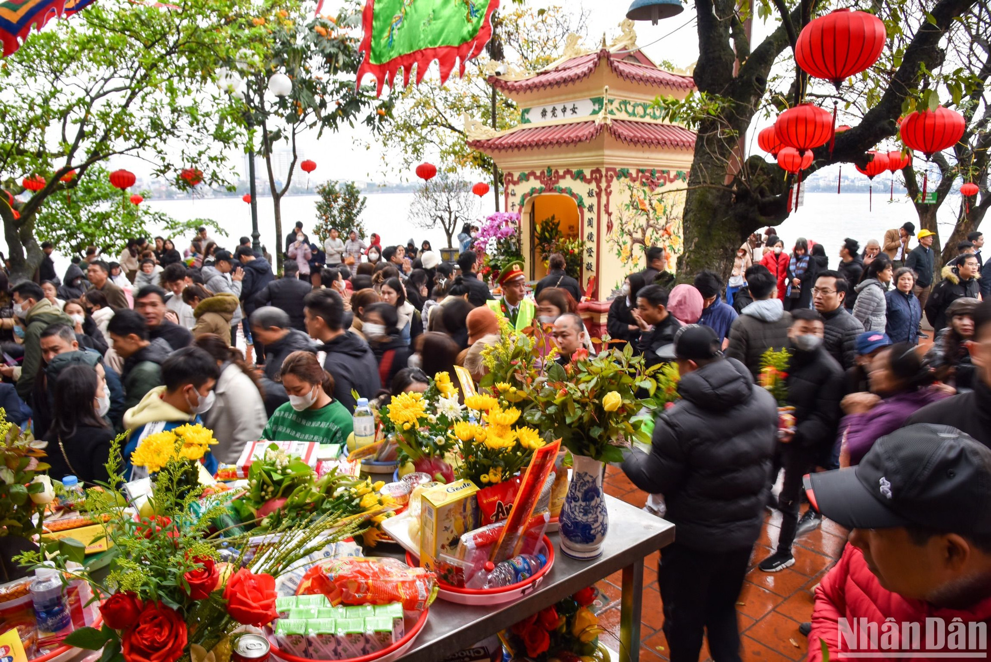 Trao đổi với phóng viên, Đại diện Công an phường Quảng An, quận Tây Hồ cho biết, để bảo đảm an ninh trong ngày Rằm tháng Giêng, lực lượng Công an phường Quảng An, quận Tây Hồ đã tăng cường hơn 20 chốt trực với gần 50 chiến sĩ. Riêng bên trong phủ Tây Hồ có 12 chiến sĩ liên tục tuần tra để ngăn ngừa hành vi lợi dụng đám đông để trộm cắp tài sản, bảo đảm việc hành lễ của người dân được diễn ra thuận lợi và an toàn.
