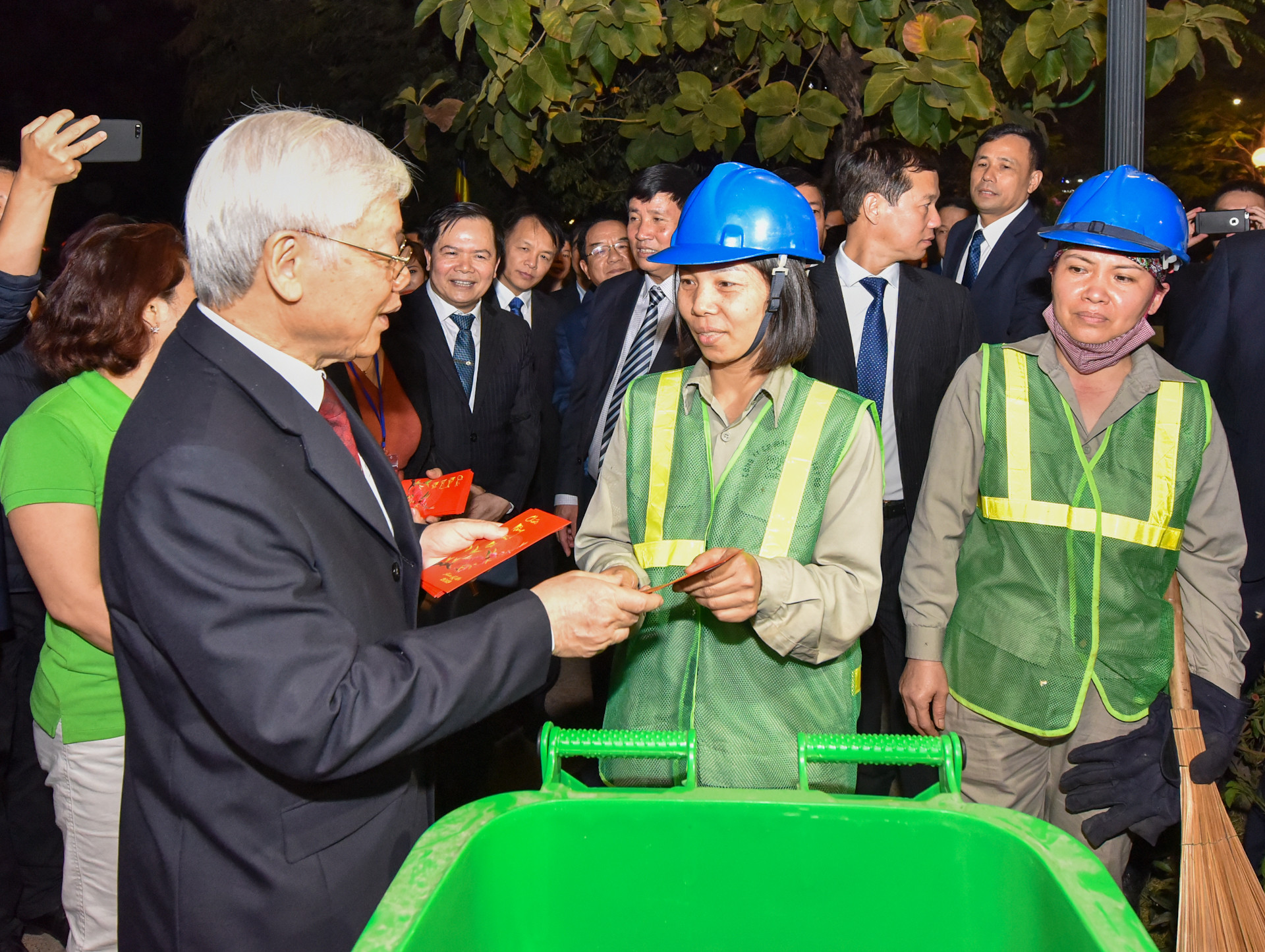 Tổng Bí thư, Chủ tịch nước thăm hỏi, chúc Tết công nhân Công ty Môi trường đô thị đang làm việc trong đêm Giao thừa tại khu vực Hồ Tây.