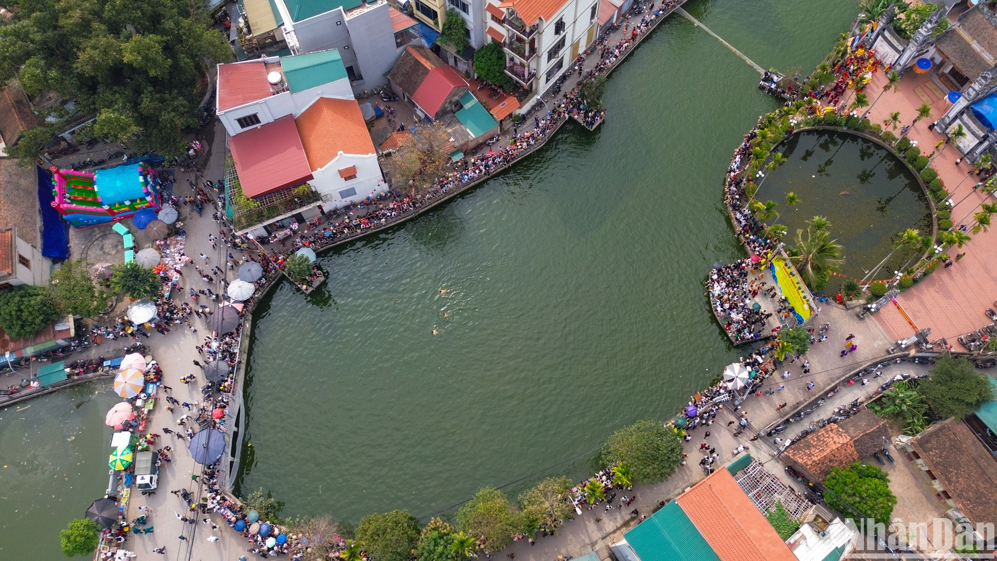 Chiều hôm nay, ngày 21/2 (tức 12/1 Âm lịch), hội xuân làng Lại Yên (xã Lại Yên, huyện Hoài Đức, Hà Nội) đã diễn ra với rất nhiều trò chơi dân gian thú vị. Trong đó nổi bật nhất là cuộc thi bắt vịt với sự tham gia của gần 30 đội thanh niên trai tráng. Rất đông người dân bao quanh ao làng Lại Yên, hào hứng cổ vũ và theo dõi cuộc thi.