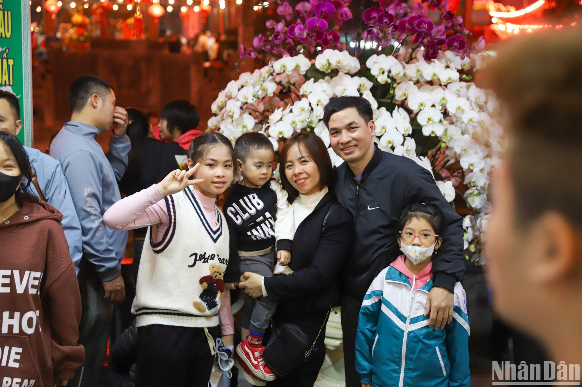 Người dân chụp ảnh check-in, lưu lại khoảnh khắc du xuân chợ Viềng - Phủ Dầy cùng với gia đình.