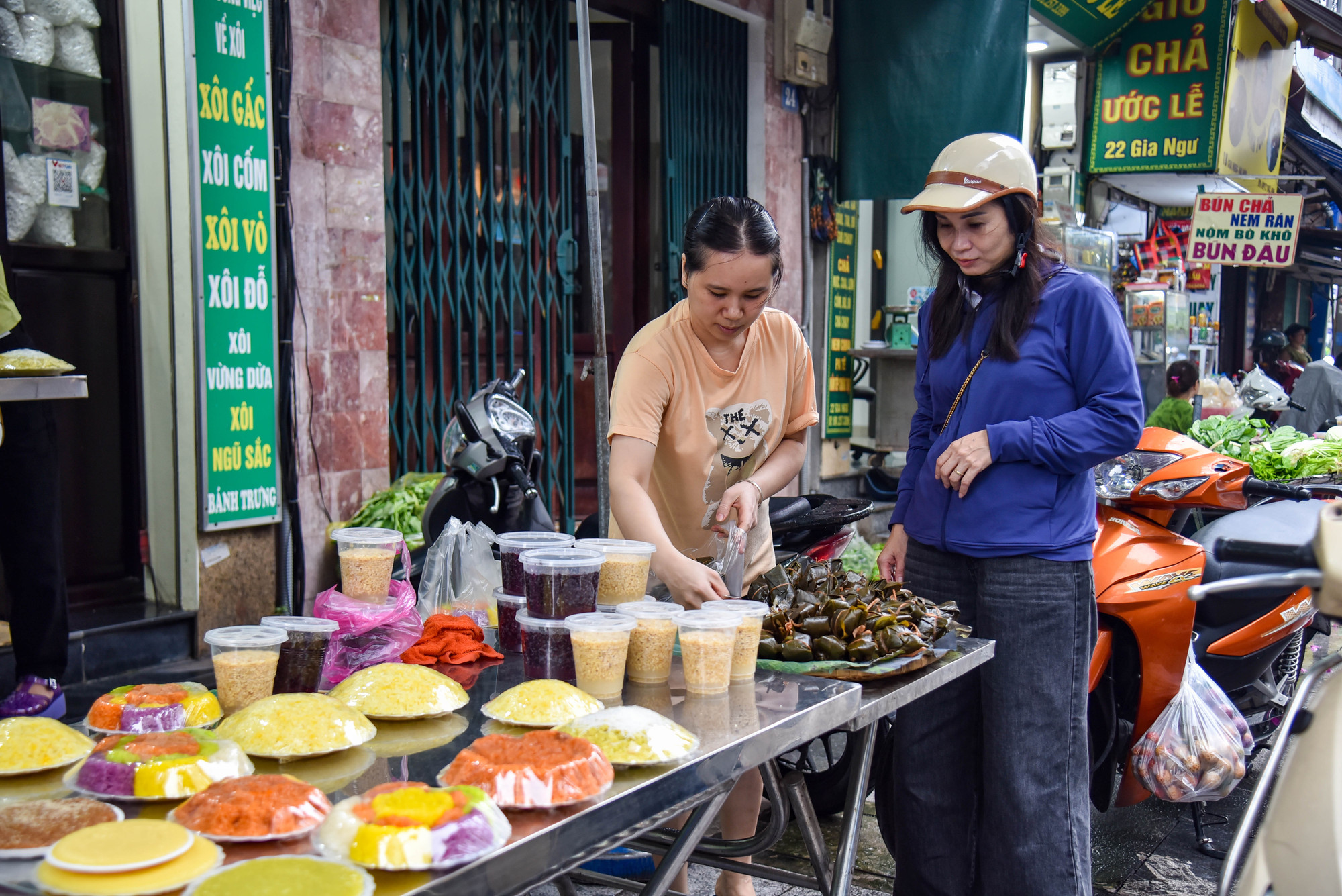 8 giờ sáng khi trời đã tạnh ráo, cảnh người mua người bán lại tấp nập trên khu chợ "nhà giàu" nổi tiếng. 8 giờ sáng khi trời đã tạnh ráo, cảnh người mua người bán lại tấp nập trên khu chợ "nhà giàu" nổi tiếng.