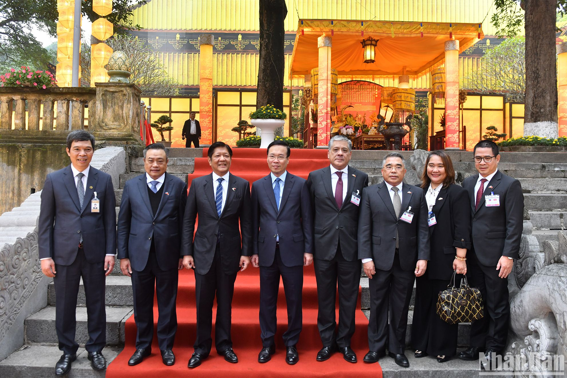Chủ tịch nước Võ Văn Thưởng và Tổng thống Philippines Ferdinand Marcos Jr. và các đại biểu tại di tích Điện Kính Thiên, Hoàng thành Thăng Long (Hà Nội).