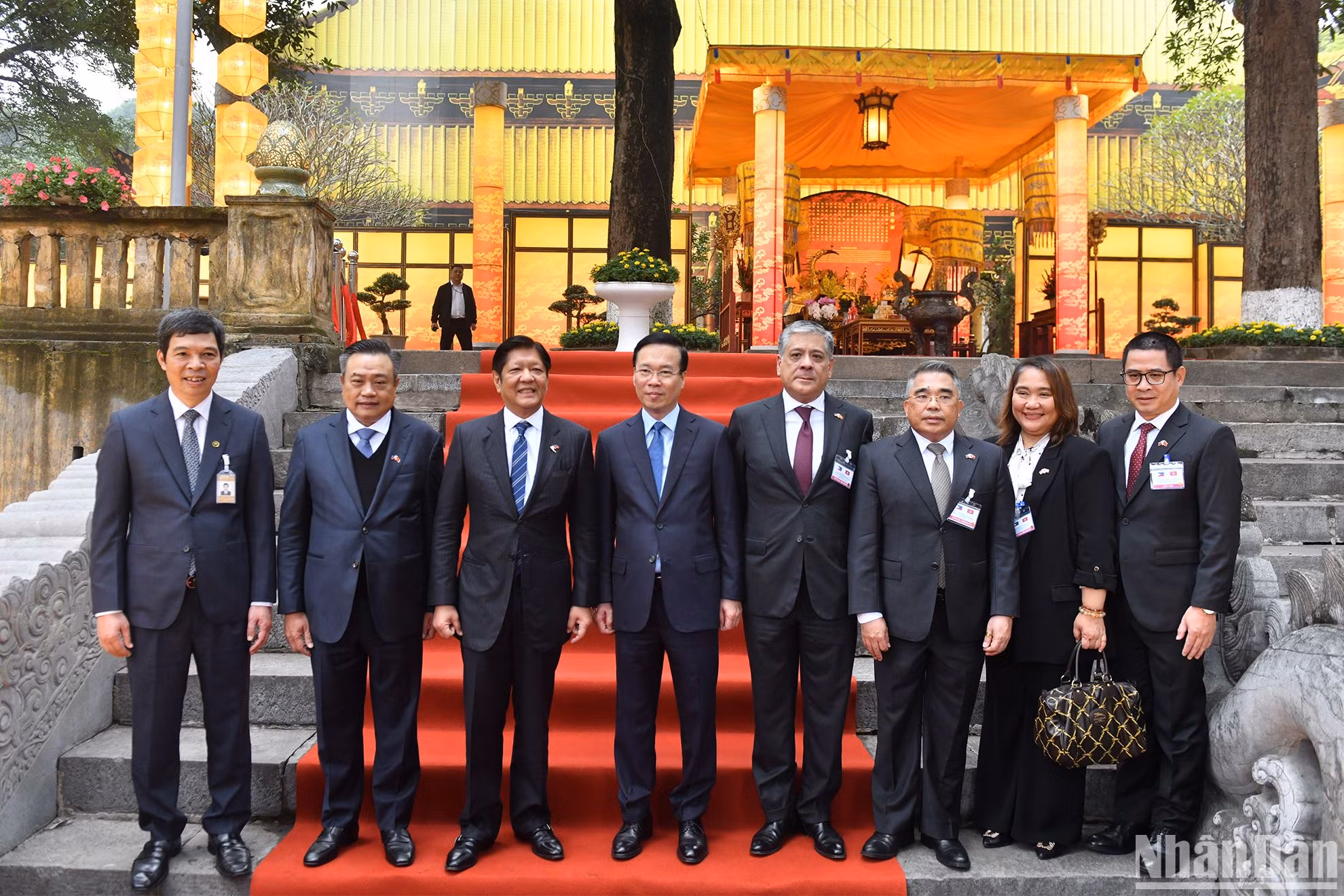 Chủ tịch nước Võ Văn Thưởng và Tổng thống Philippines Ferdinand Marcos Jr. và các đại biểu tại di tích Điện Kính Thiên, Hoàng thành Thăng Long (Hà Nội).