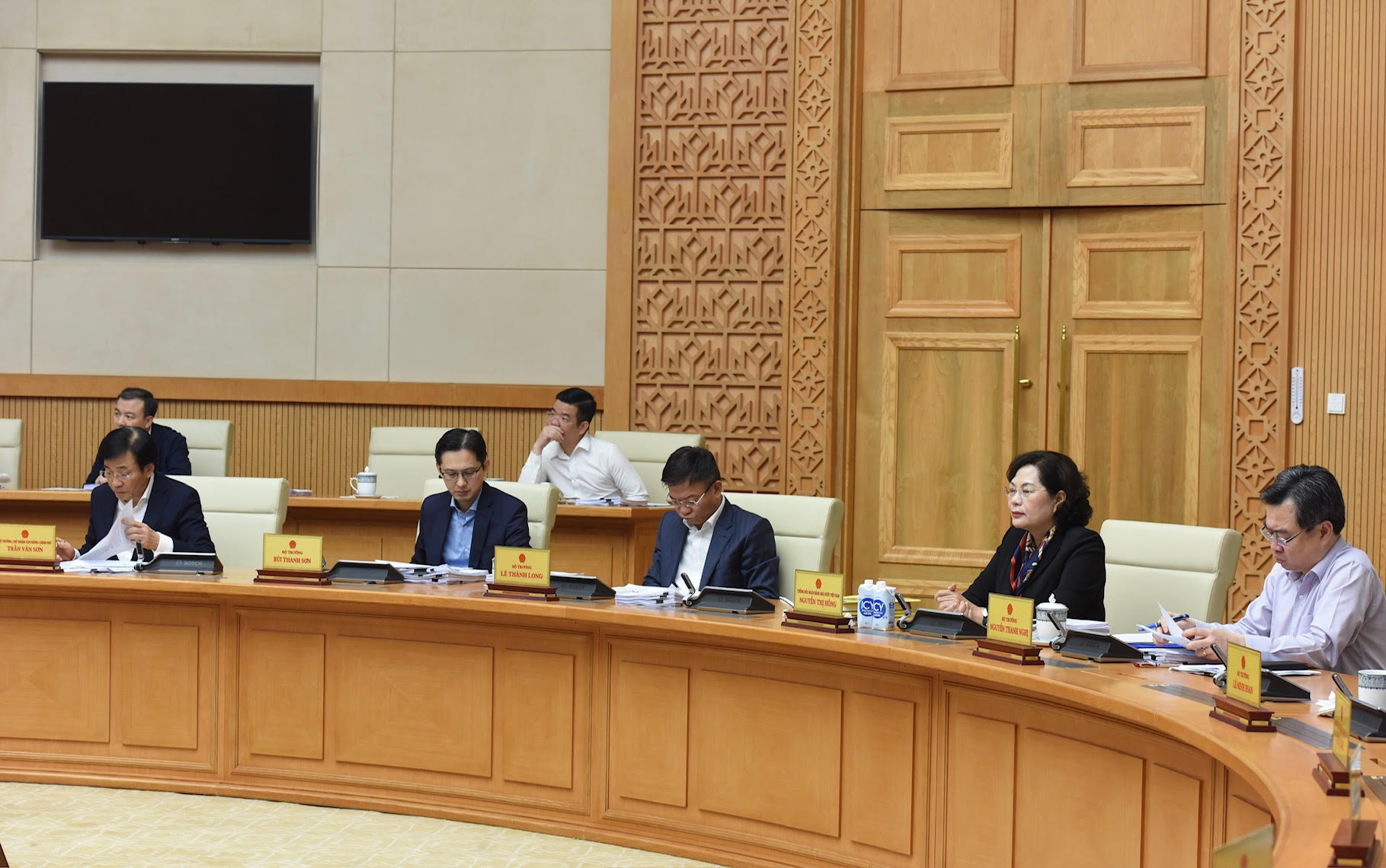 Lãnh đạo các bộ, ban ngành tham dự phiên họp.