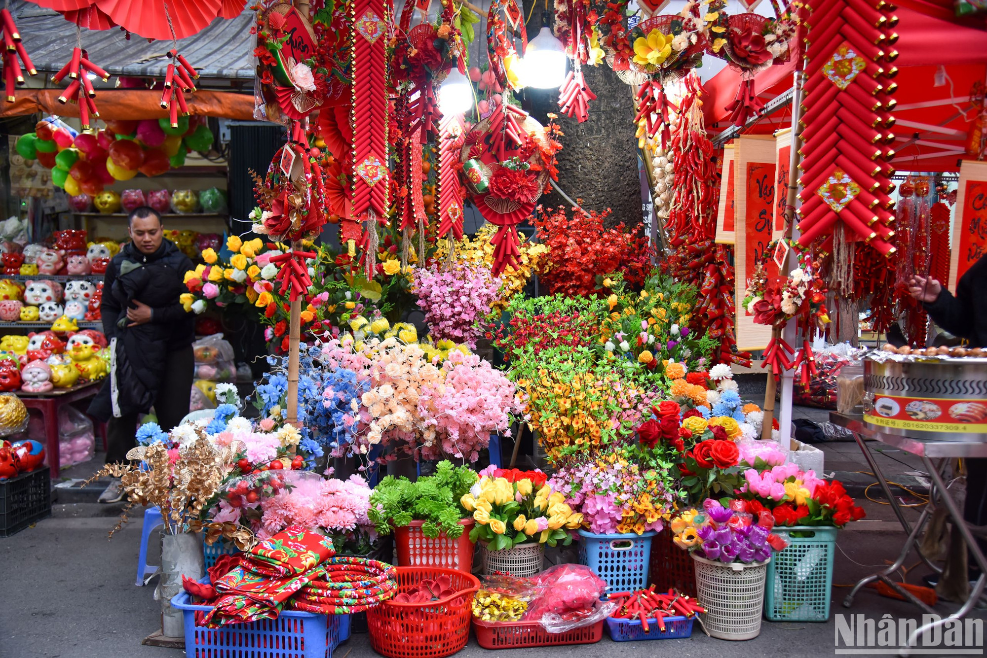 Ngoài hoa tươi, Chợ hoa Hàng Lược còn bày bán những sản phẩm hoa giả nghệ thuật với đầy đủ màu sắc khác nhau.